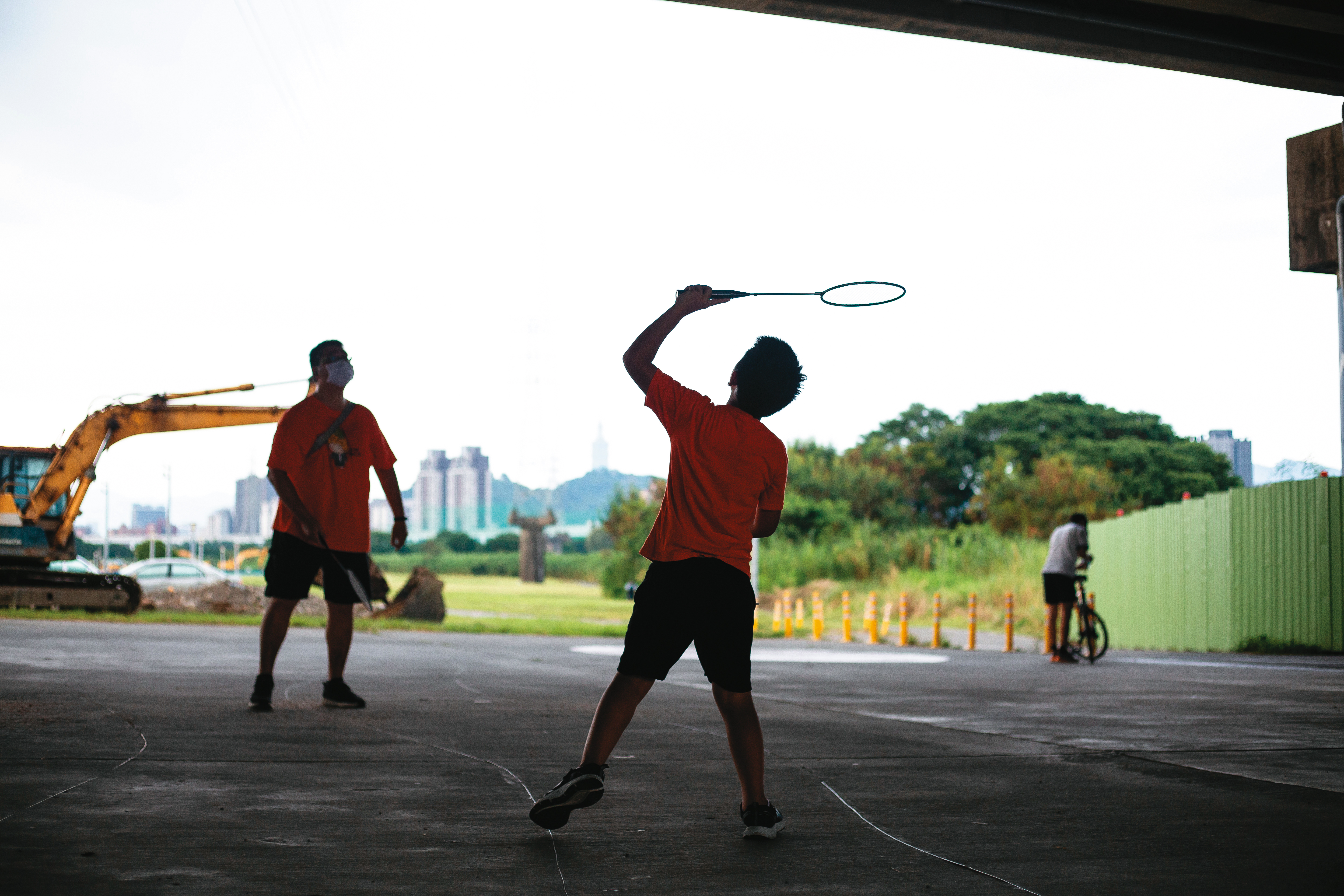 這天，齊齊（右）與家人到河濱公園打羽球，運動能改善ADHD的症狀。 