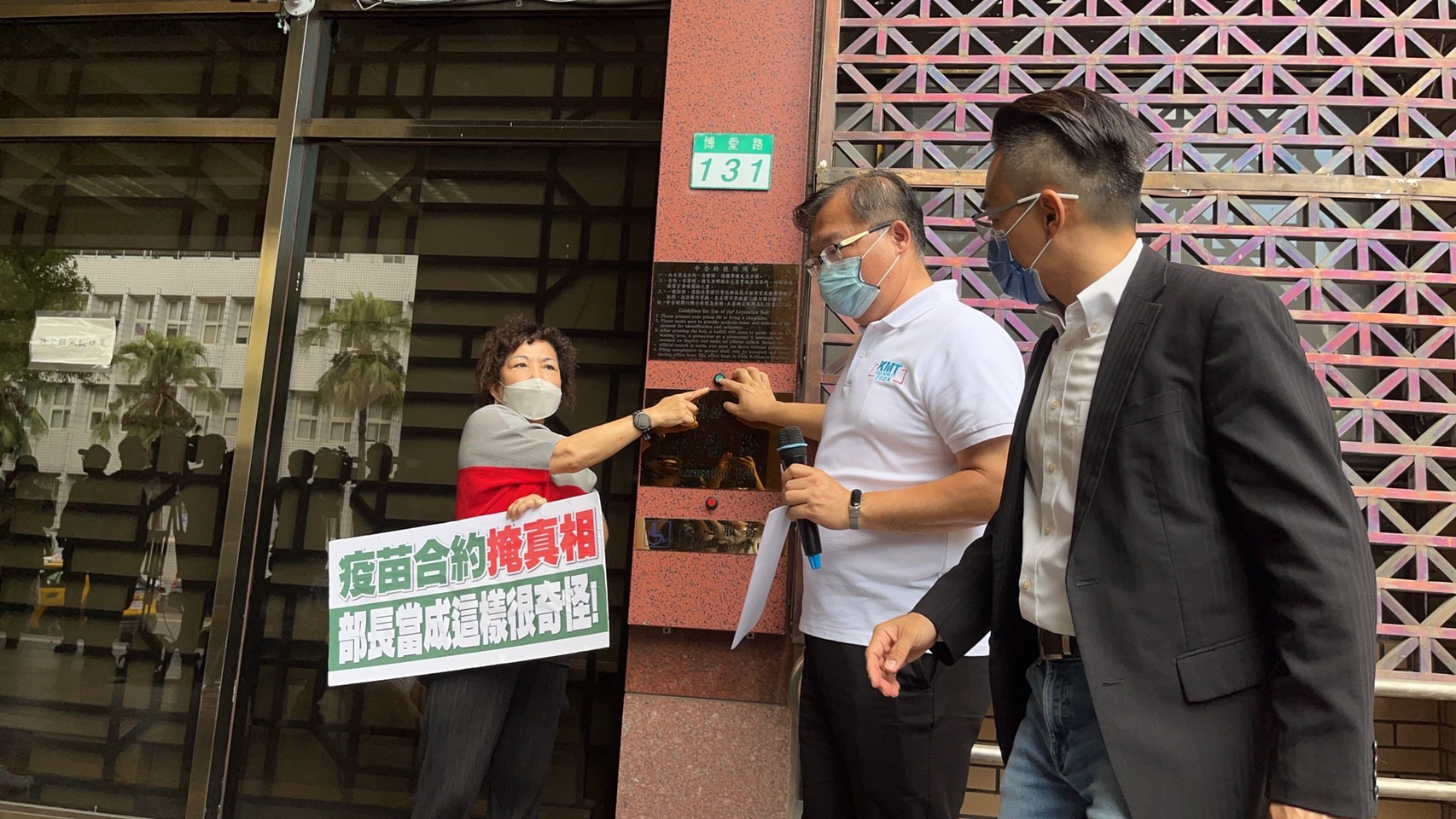 國民黨團今日赴台北地檢署告發陳時中瀆職。（國民黨團提供）