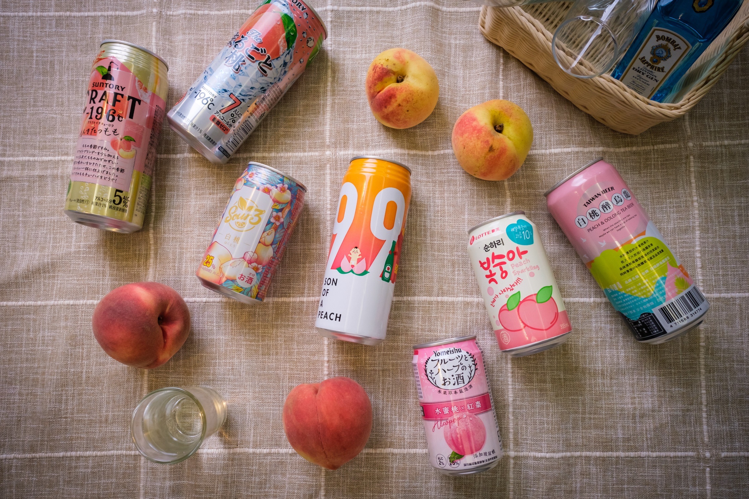 各大超商與賣場近期上架多款水蜜桃風味氣泡酒與啤酒。