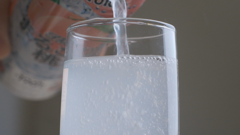 強冽 -196 ℃氣泡強烈、酒色呈現霧白色。