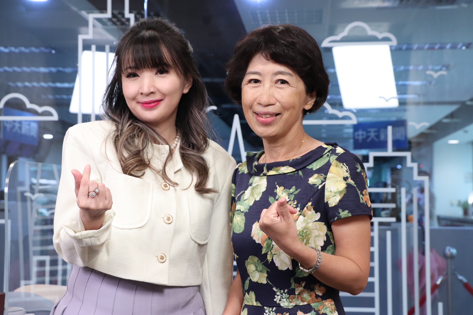 陳佩琪（右）切身分享讓網友受益，節目直播過程聊天室湧入許多留言。（中天提供）