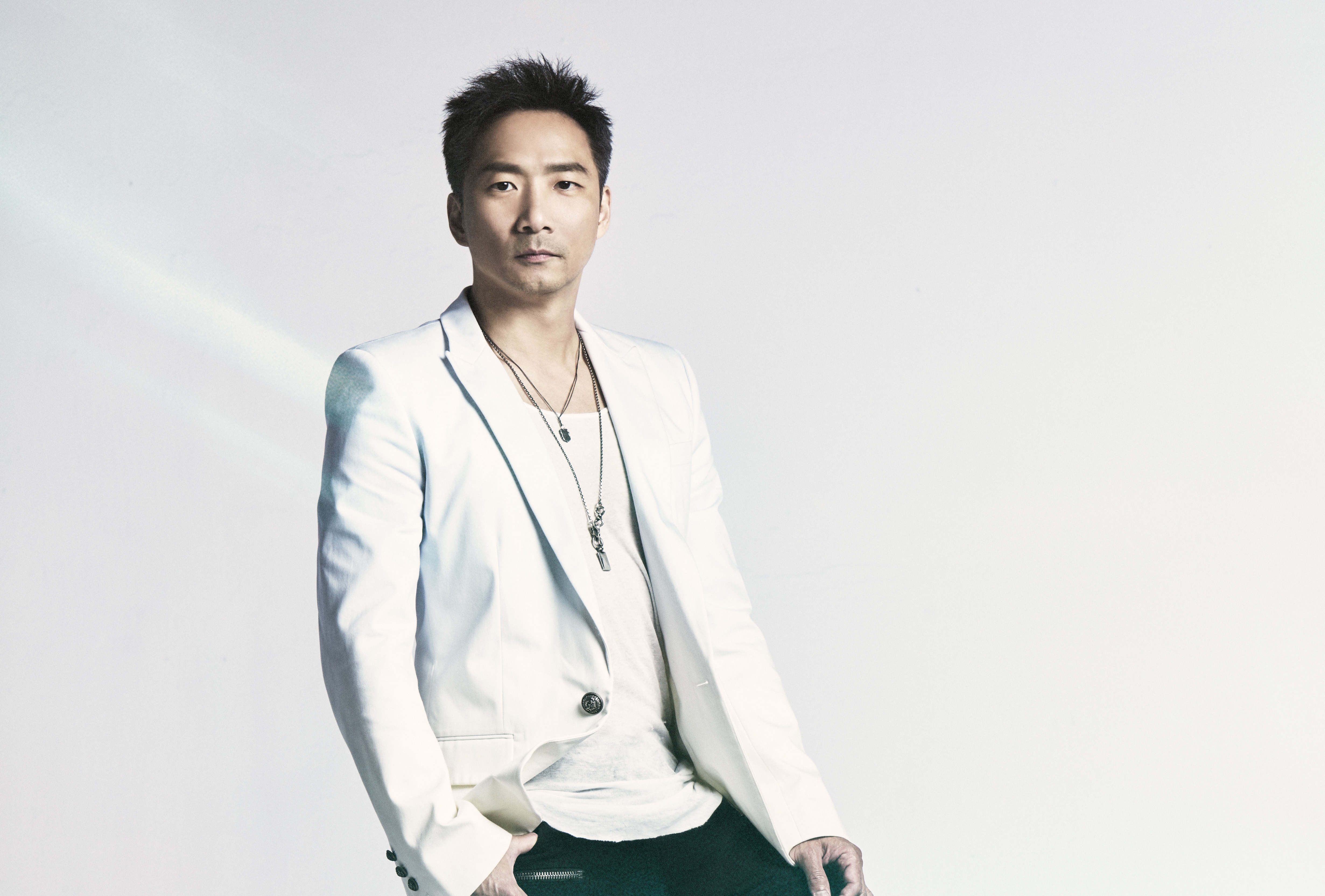 五月天石頭揪買樂器做公益。（相信音樂提供）