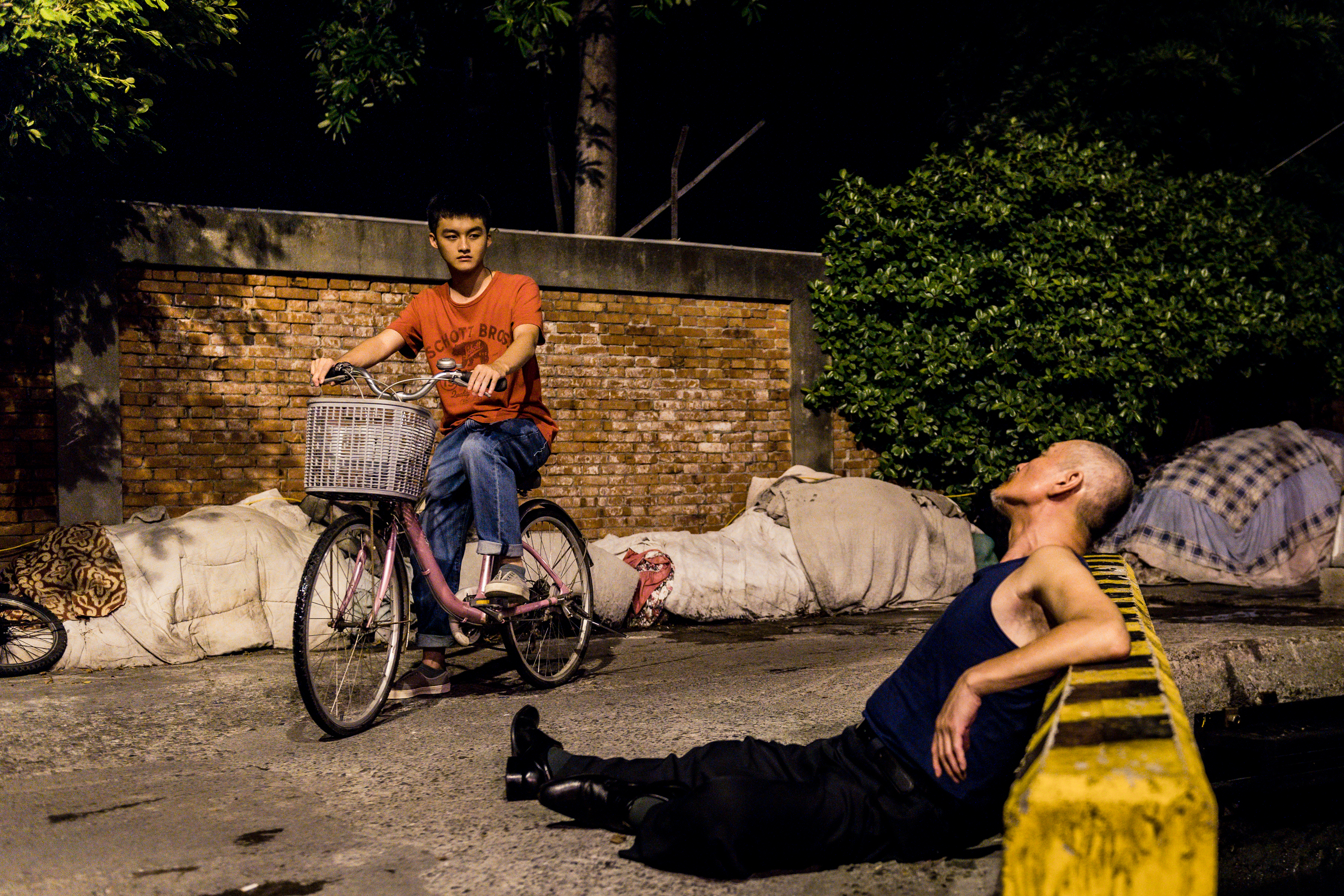 片中黃劭揚路過見到林鉅醉倒在路邊，便將他揹回家。（瀚草文創提供）