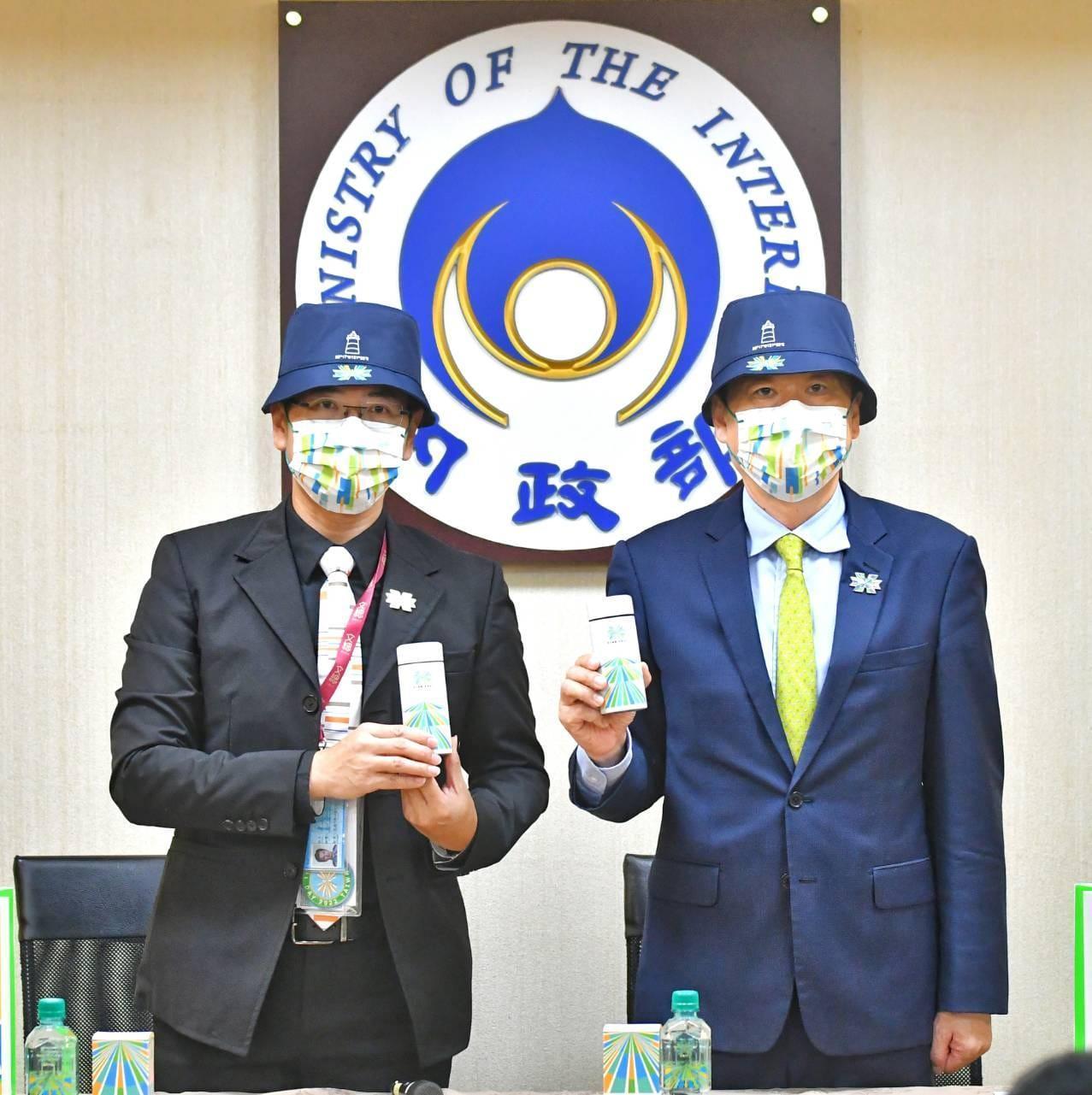 國慶籌備委員會祕書長陳宗彥（右）今（21日）開箱禮賓紀念品。（翻攝自陳宗彥臉書）