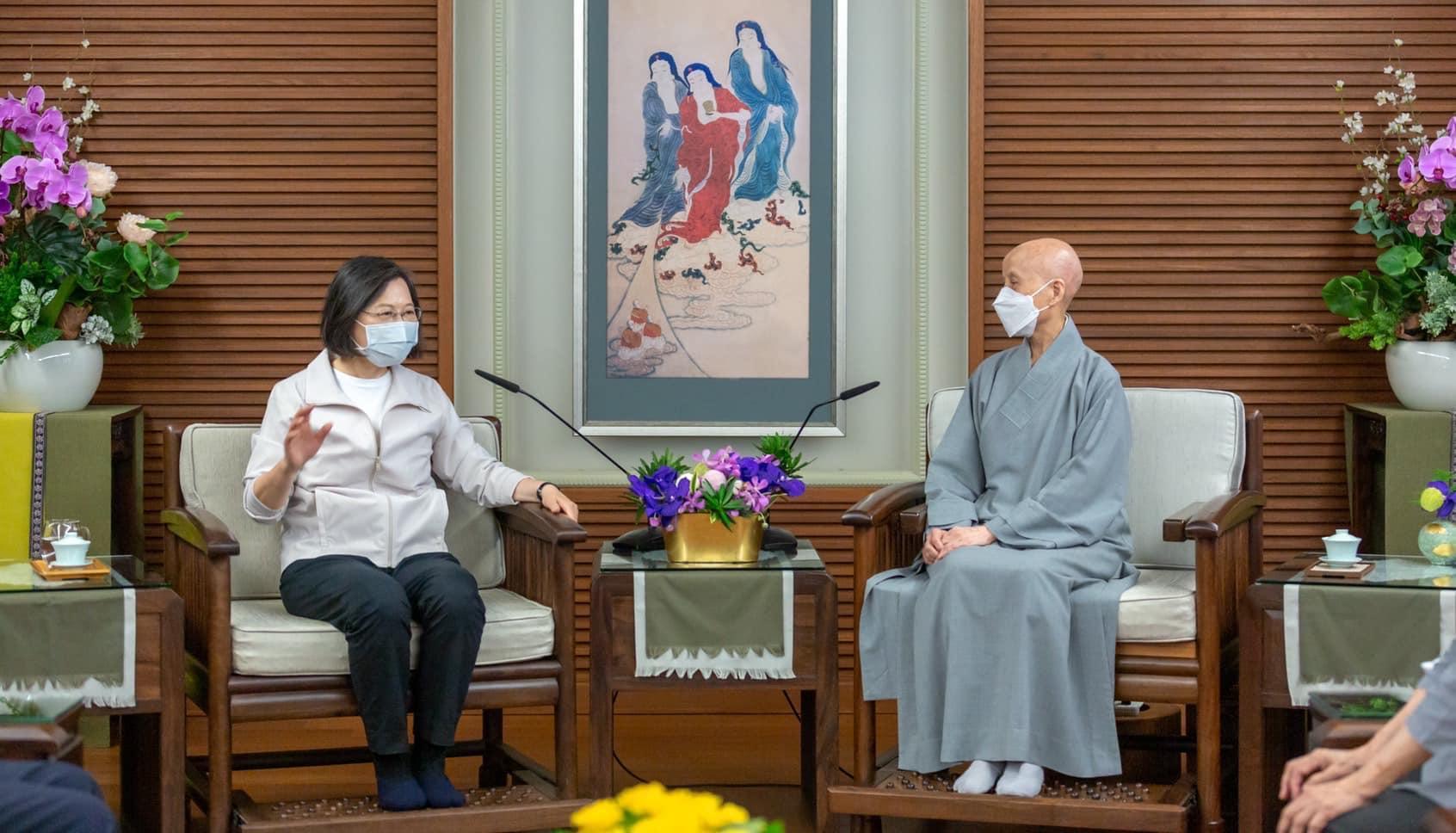 蔡英文今天赴花蓮出席921防災活動,與證嚴法師會面。(翻攝自蔡英文臉書)