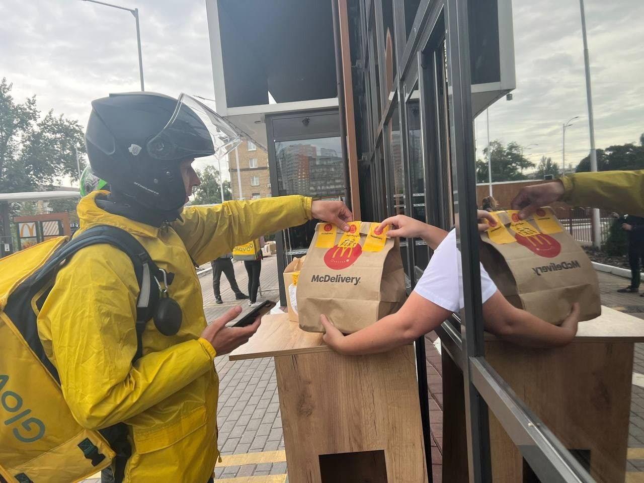 美國連鎖速食店麥當勞(McDonald's)昨(20日)在烏克蘭首都基輔(Kyiv)重新開張。(翻攝自推特@NiKiTa_32156)