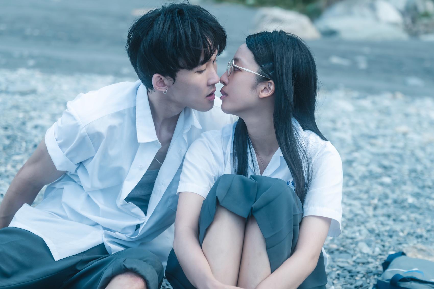 王渝萱(右)與葉廷麒(左)在海邊體驗了人生的第一次,但下場不分男女都覺得很痛。(奇葩娛樂提供)