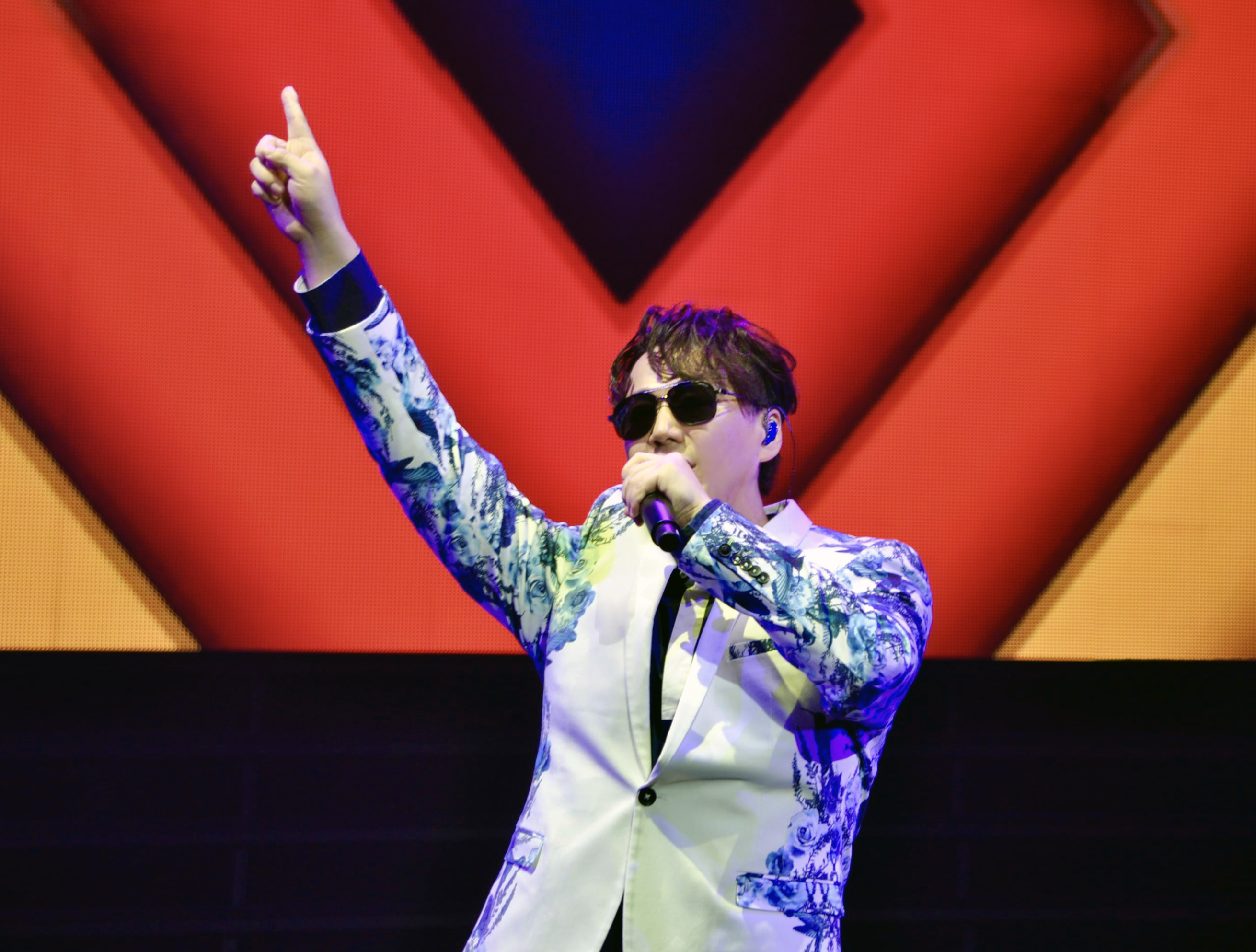 蕭煌奇馬來西亞過癮開唱，大啖美食叻沙、炒粿條、椰漿飯，自豪體重沒變化。（環球音樂提供）