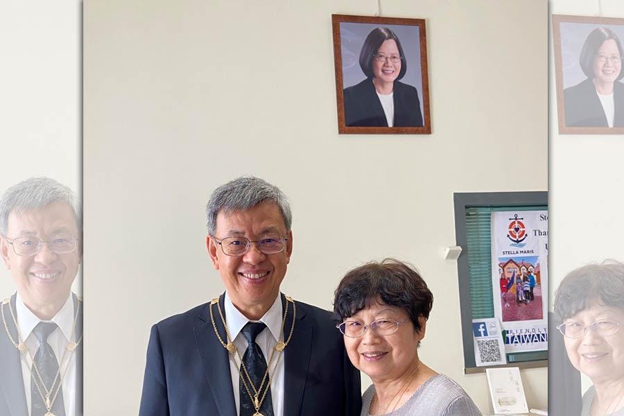 陳建仁（左）與夫人羅鳳蘋年初到教廷，右上方為總統蔡英文像。（翻攝Taiwan in Holy See 駐教廷大使館臉書）