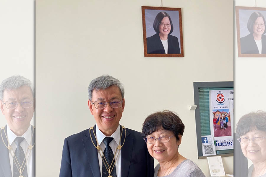 陳建仁（左）與夫人羅鳳蘋年初到教廷，右上方為總統蔡英文像。（翻攝Taiwan in Holy See 駐教廷大使館臉書）
