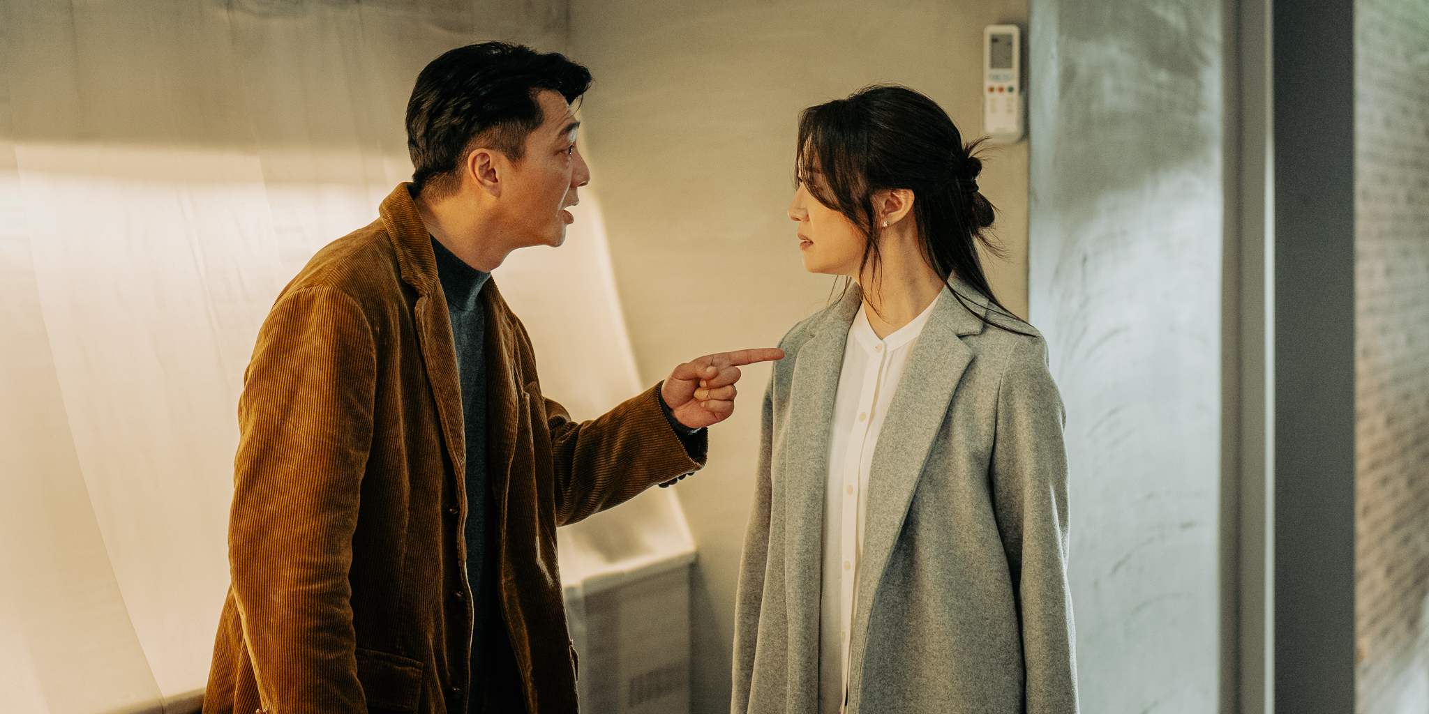 婚姻系列中單元《尾號1314》主演藍葦華和李杏長期處在遠距離關係,缺少相處和彼此了解的機會。(公視提供)
