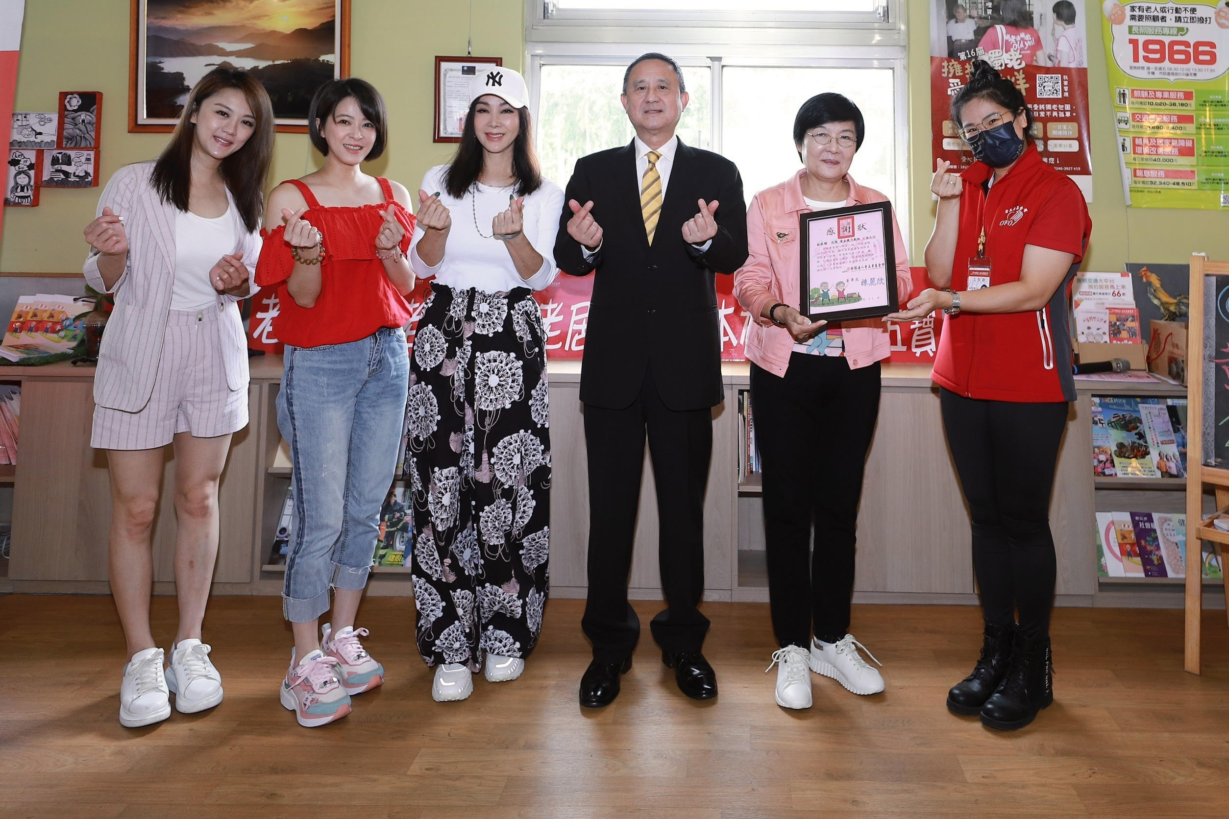 《黃金歲月》製作人黃錦鳳、鄭文騰帶領演員陳美鳳、蘇晏霈、苗真一起到老五老基金會做送物資做愛心。（ 民視提供 ）