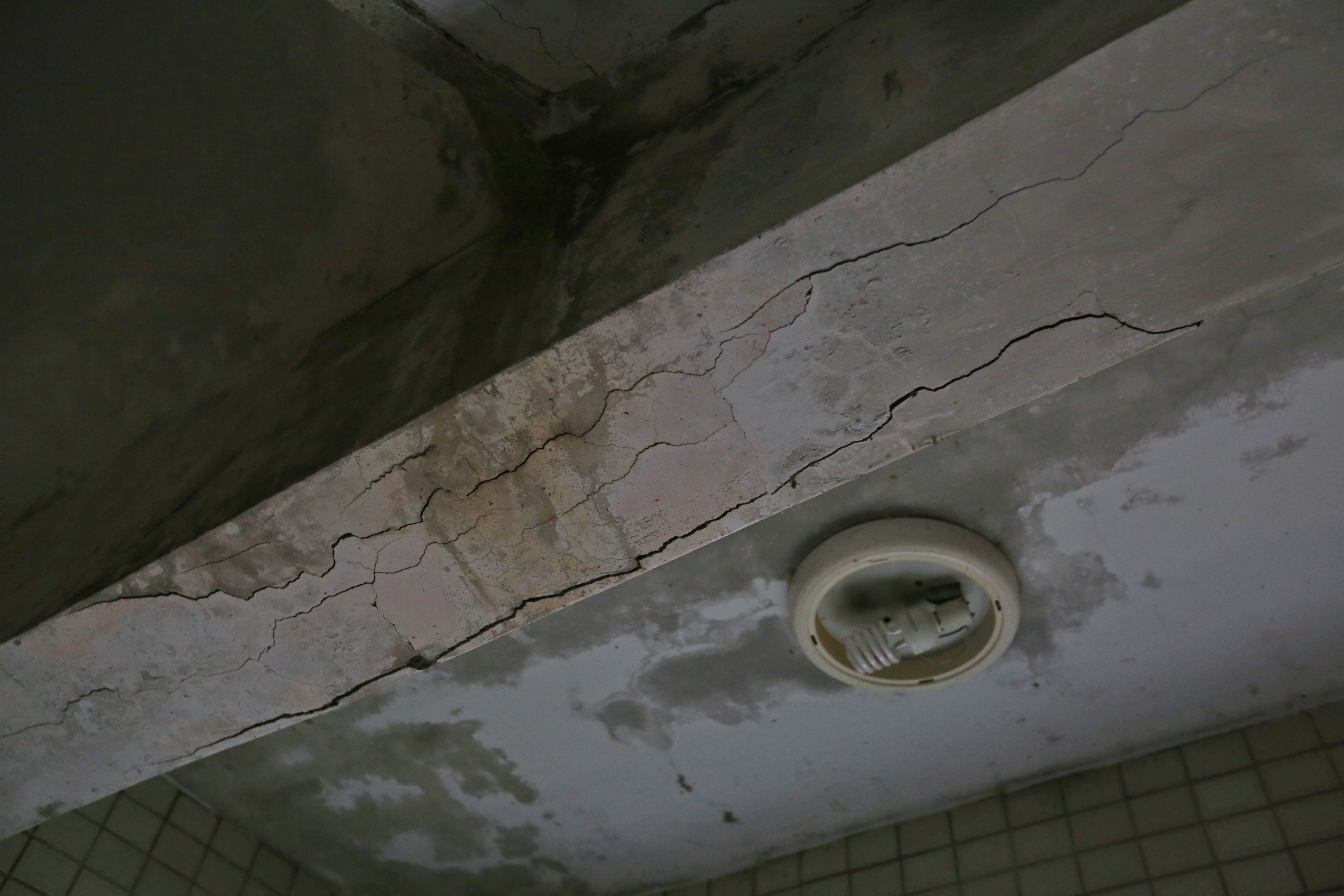 居家綜合險附加輕損地震險，地震裝潢破損、牆壁龜裂才有賠。（示意圖，本刊資料照）