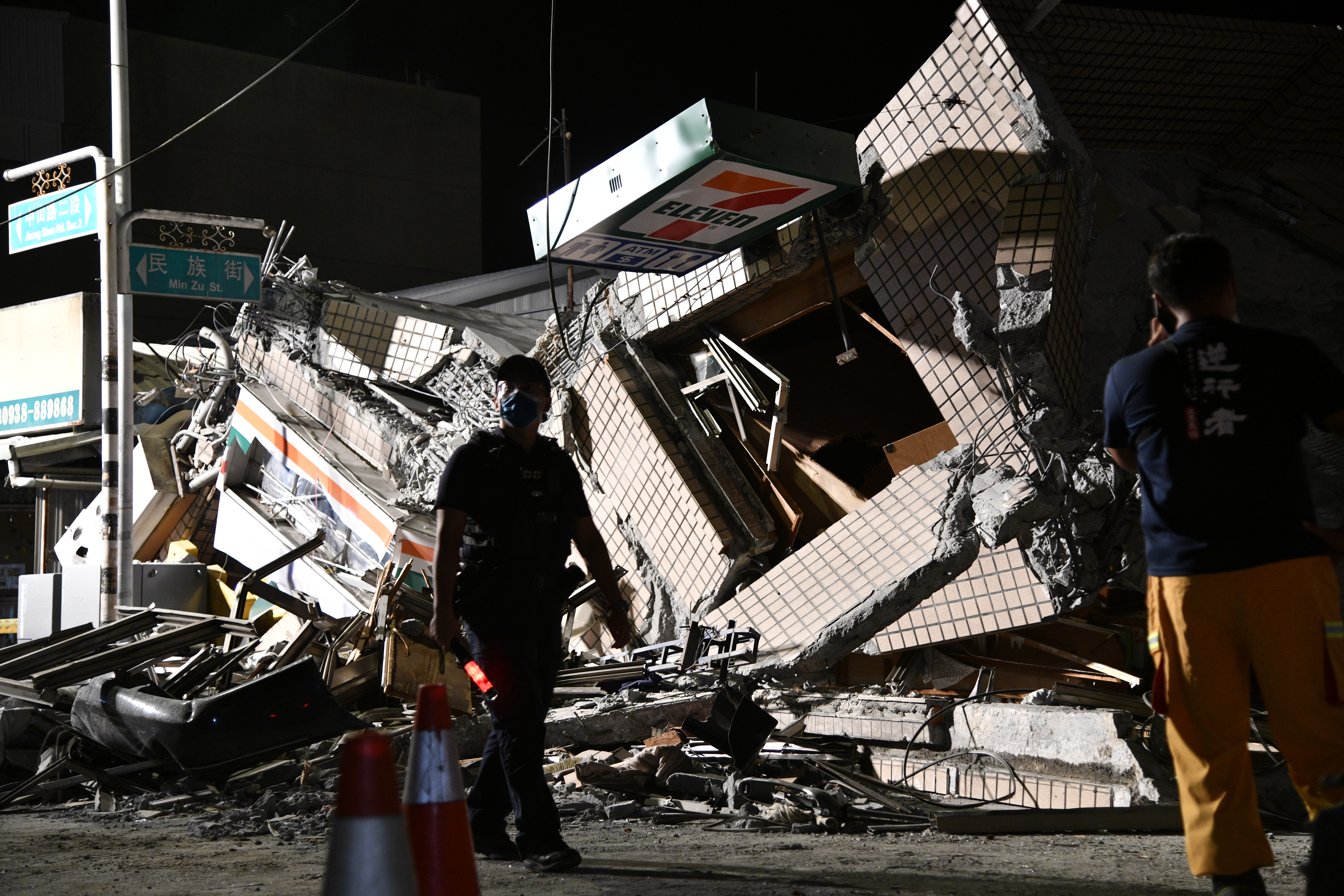 買地震險，房屋全損才賠，且優先順位是銀行。（示意圖，圖為918強震倒塌民宅）
