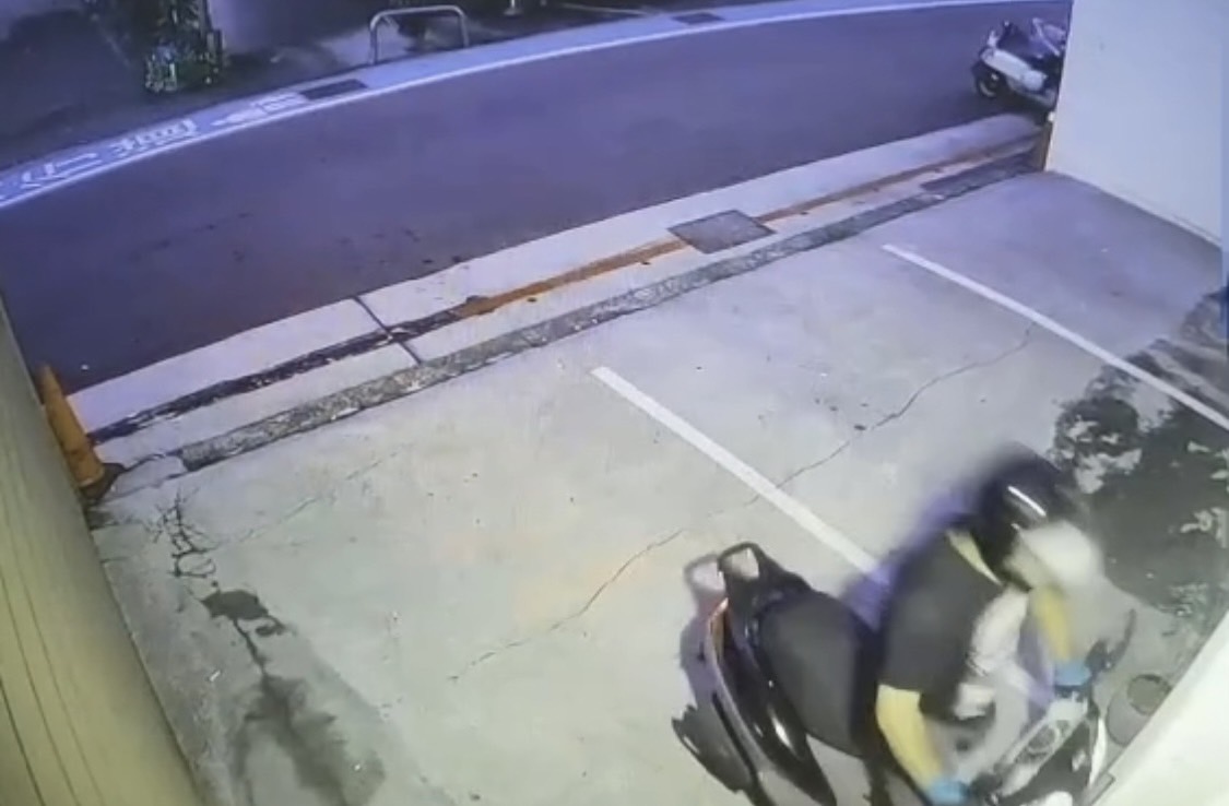 何男騎乘贓車撞開店家大門。（翻攝畫面）