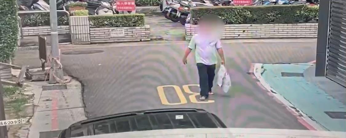 何男犯案後刻意變裝躲避查緝。（翻攝畫面）