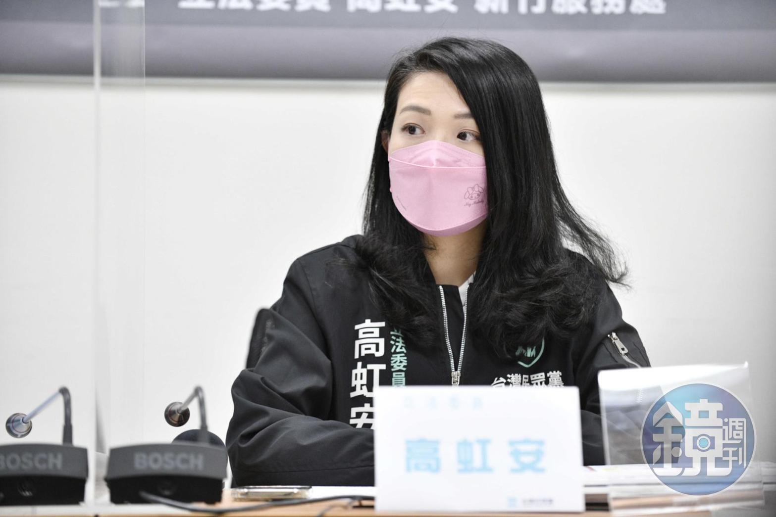 高虹安為論文自清時脫口「不像是什麼中華大學夜間部才要去台大碩士灌水」,遭批戰學歷。(本刊資料照)