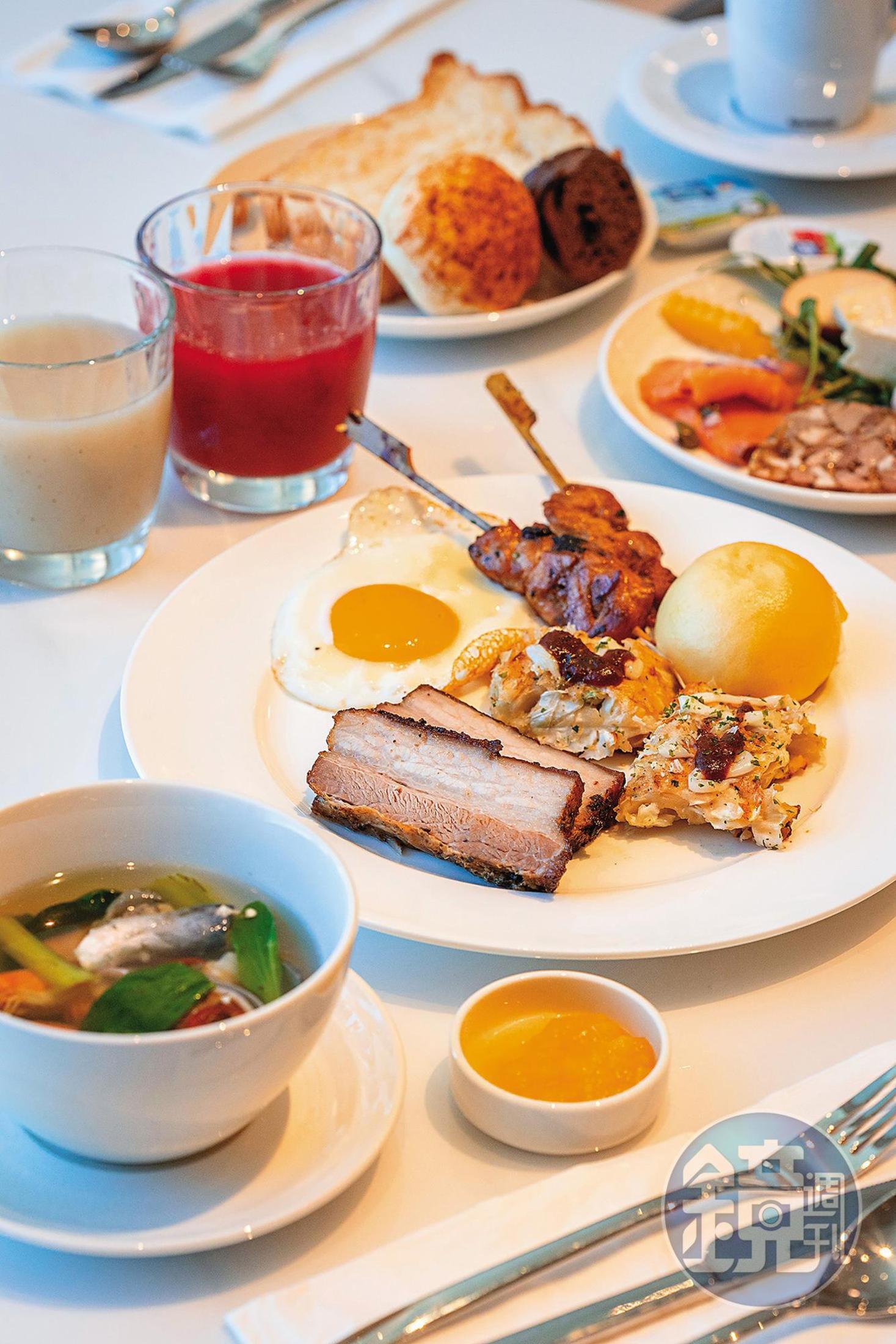 除了常見的中西式早餐,也能吃到烤山豬肉、大阪燒、烤肉串與海鮮湯等。