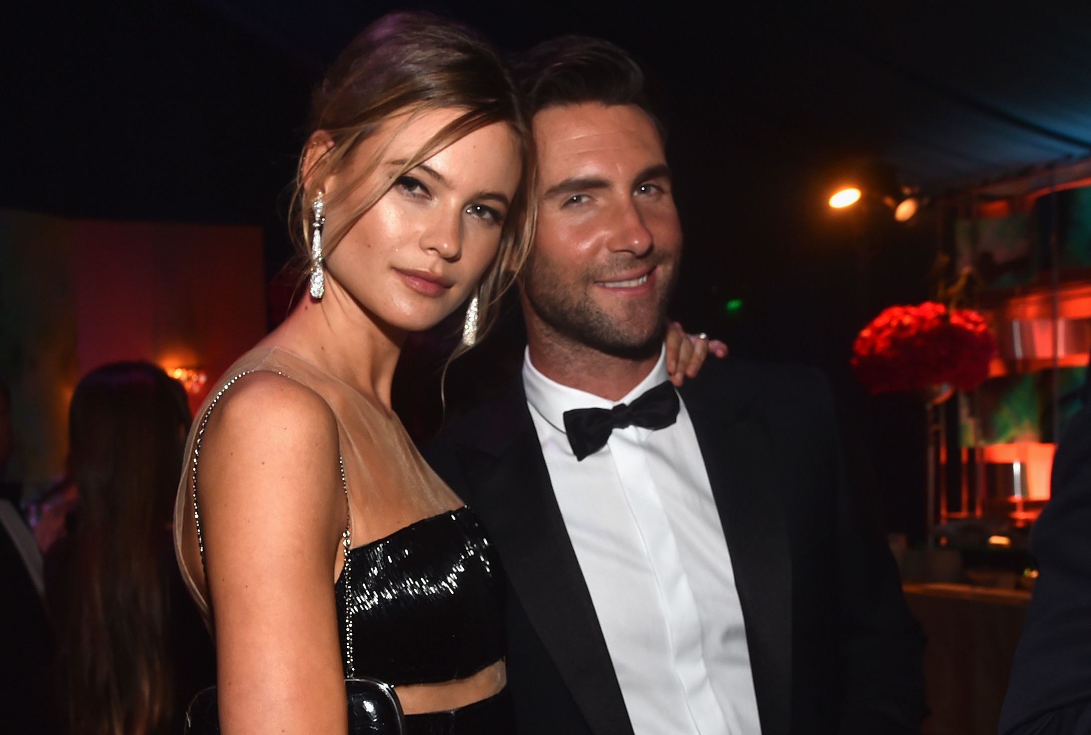 亞當李維（右）與妻子哈蒂普林斯露（左）一起出席2015年的金球獎。（DE GRISOGONO提供）