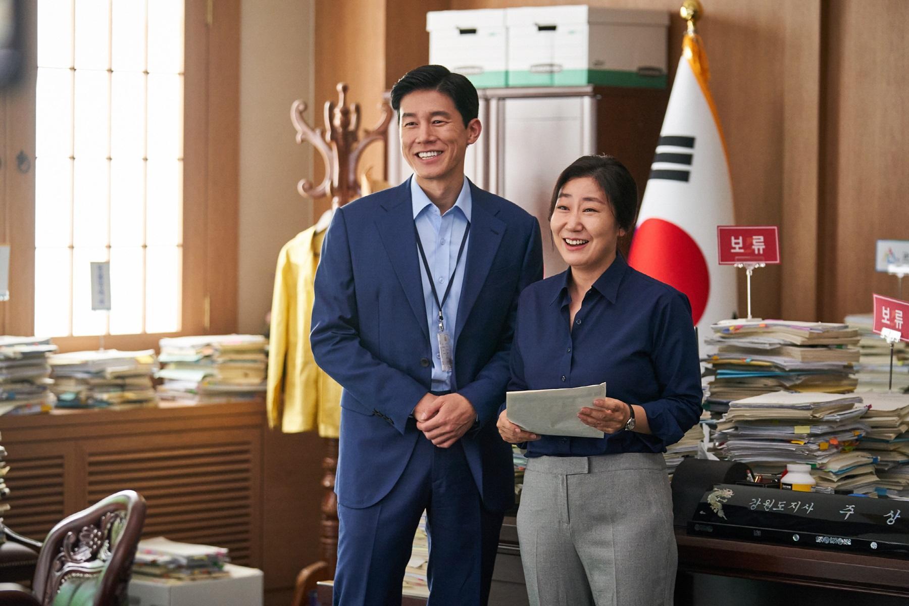 羅美蘭(右)在《政客誠實中》飾演一名愛說謊的國會議員,金武烈則是他的重要幕僚。(車庫娛樂提供)