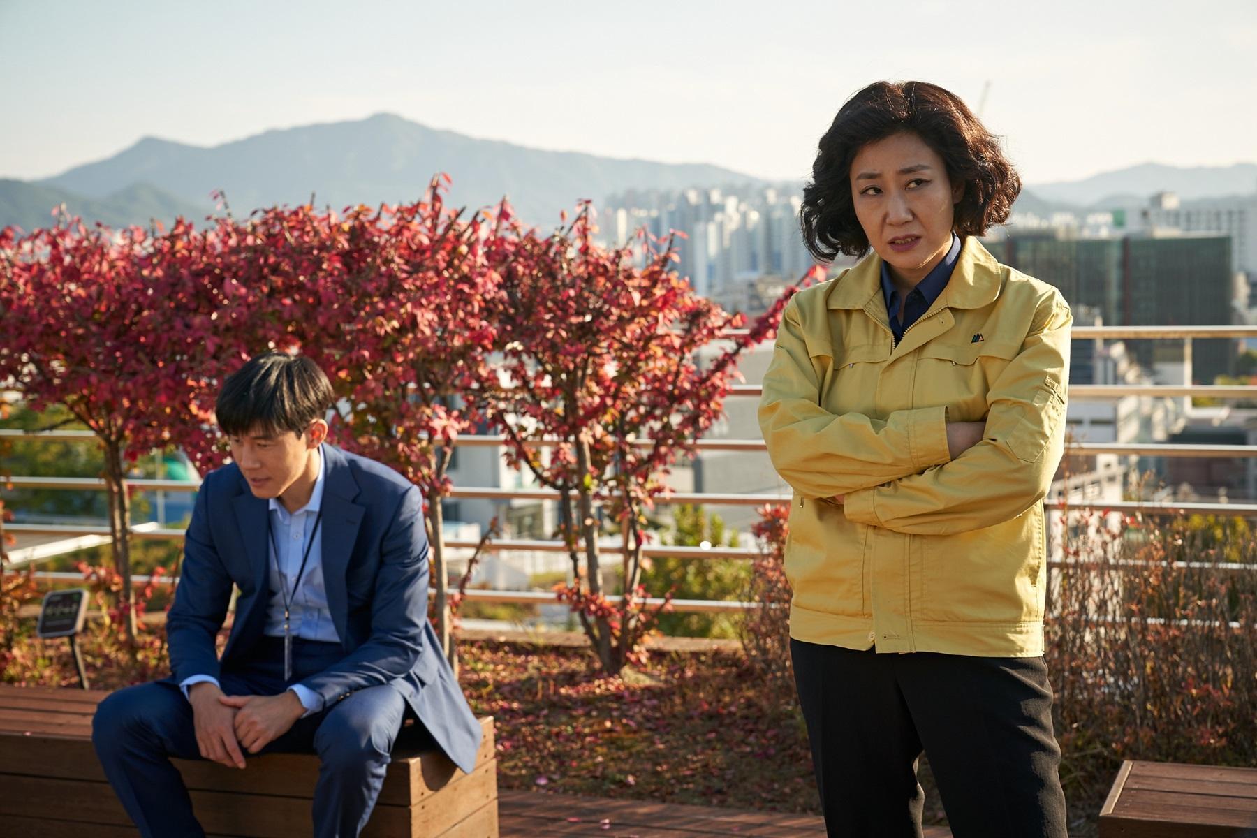 羅美蘭(右)自嘲續集假髮變得更蓬,而金武烈也將面臨無法說謊的窘境。(車庫娛樂提供)
