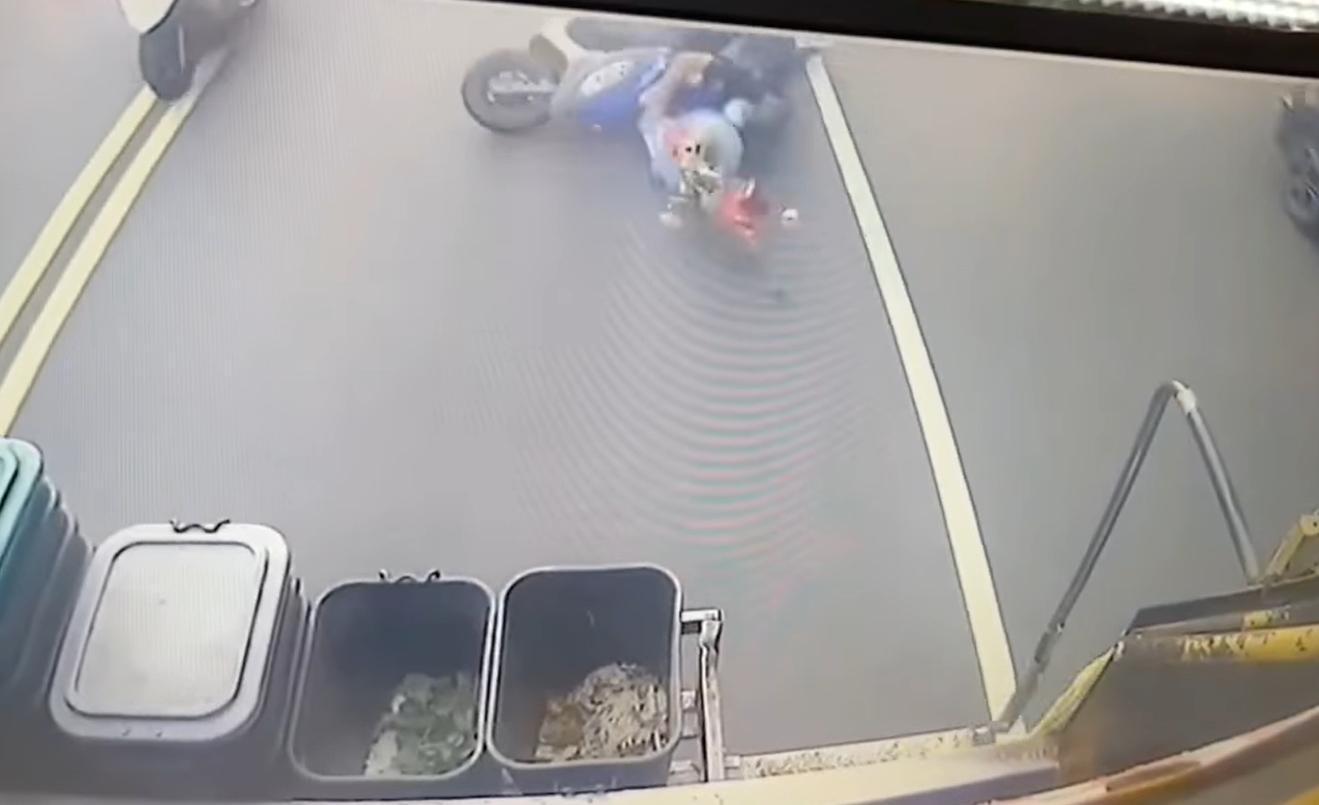 一名騎士在追趕垃圾車的過程中，不慎失去重心慘摔在馬路上。（翻攝自臉書「爆廢公社公開版」）