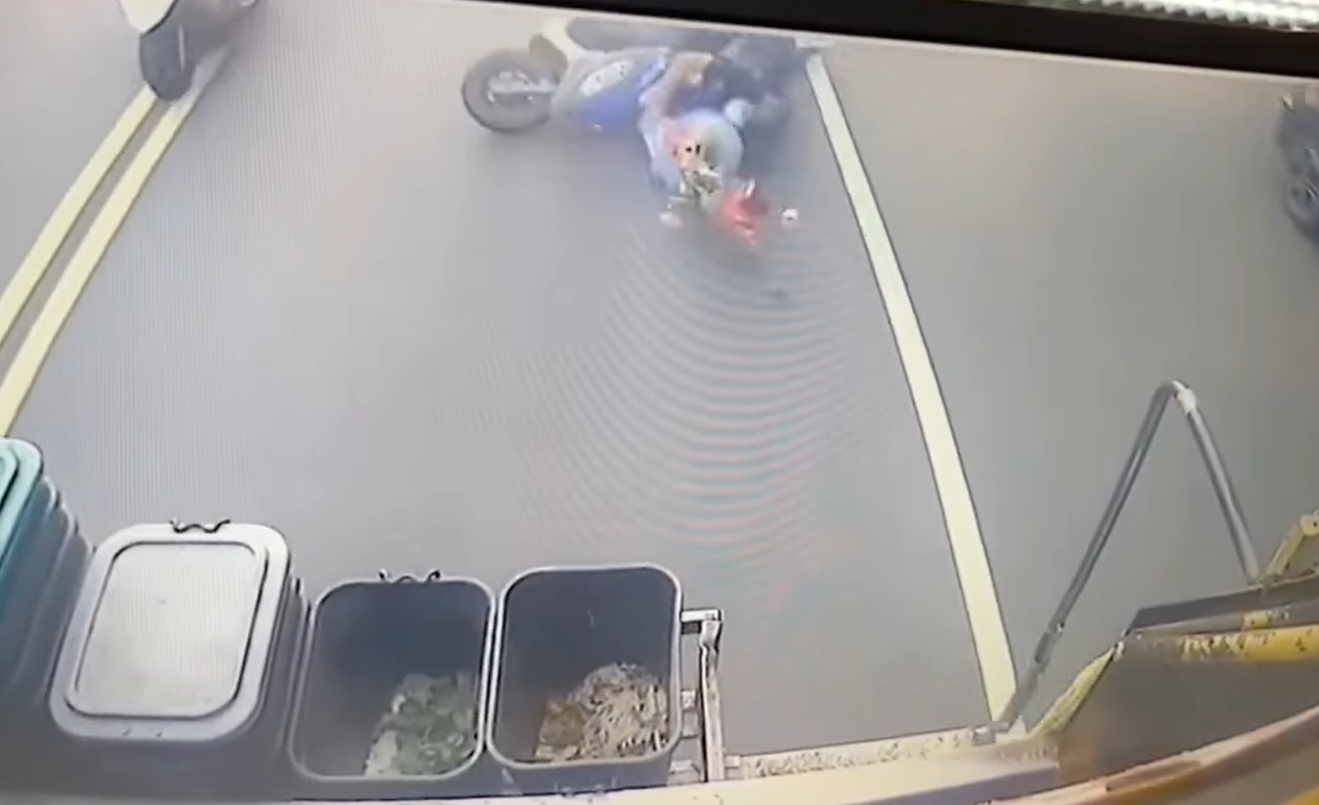 一名騎士在追趕垃圾車的過程中,不慎失去重心慘摔在馬路上。(翻攝自臉書「爆廢公社公開版」)