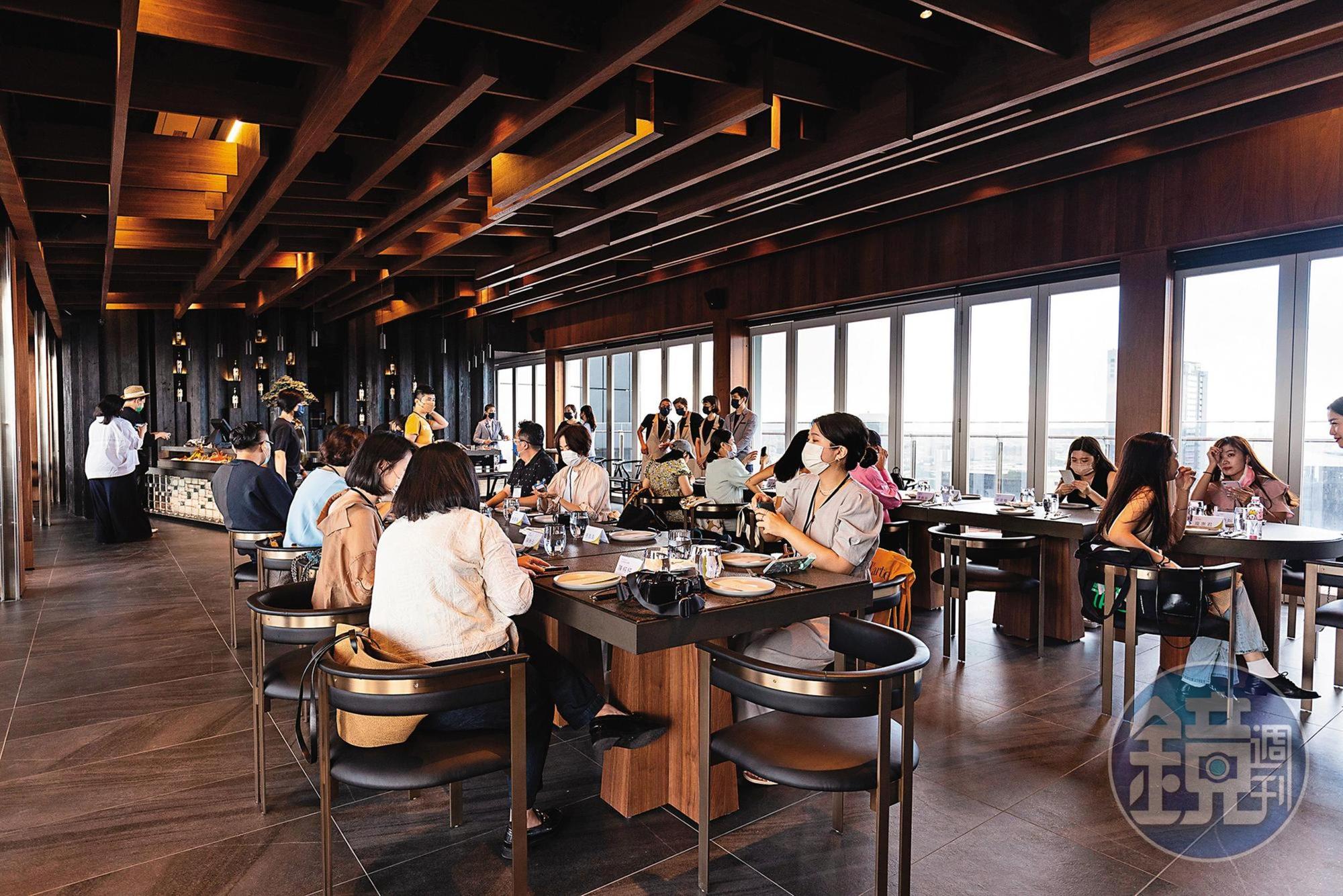 座落酒店二十四樓泳池畔的「酉名酉丁」，可邊品嘗日式燒烤，邊欣賞港都美景。