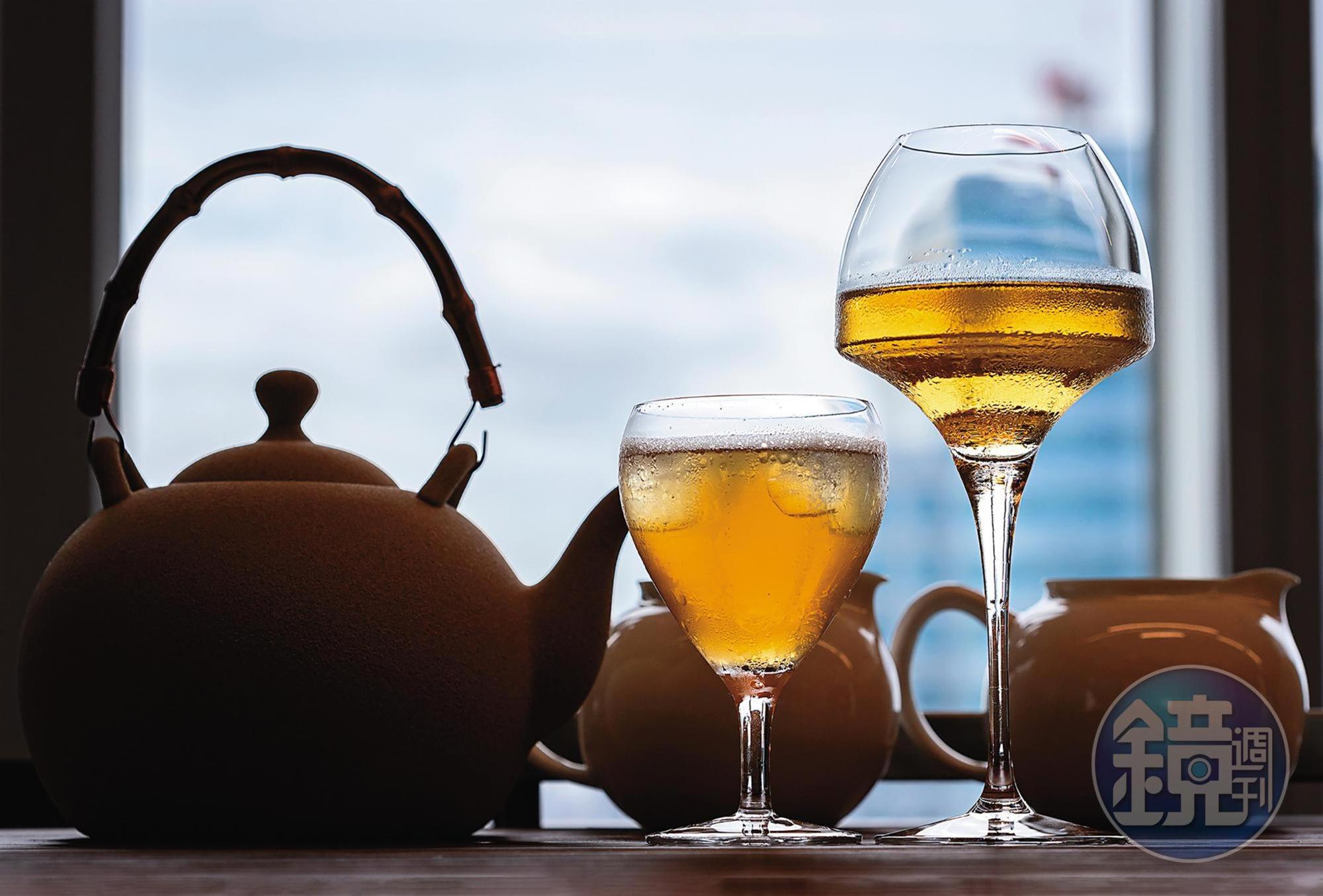 飛裊不只供應熱茶，也喝得到「鹿野紅烏龍」 （右，150元／杯）冷萃茶，以及加入氣泡的調味茶「夏夜晚風」（左，130元／杯）。