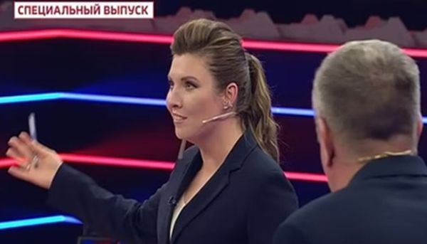 俄國國營電視台主持人斯卡貝耶娃（Olga Skabeyeva）在節目中語出驚人，稱應該在女王國葬時發動核武攻擊。（翻攝推特）