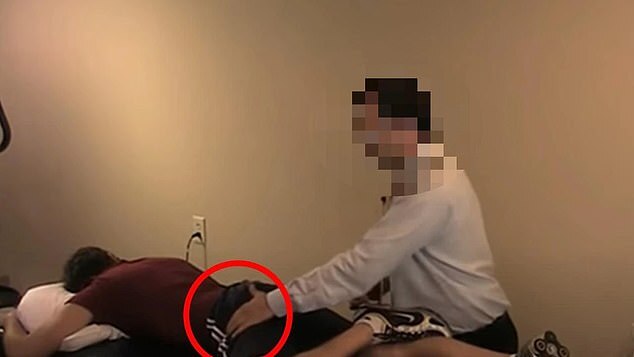 女子稱易德林故意脫下她的內褲，露出下體。（翻自《每日郵報》）