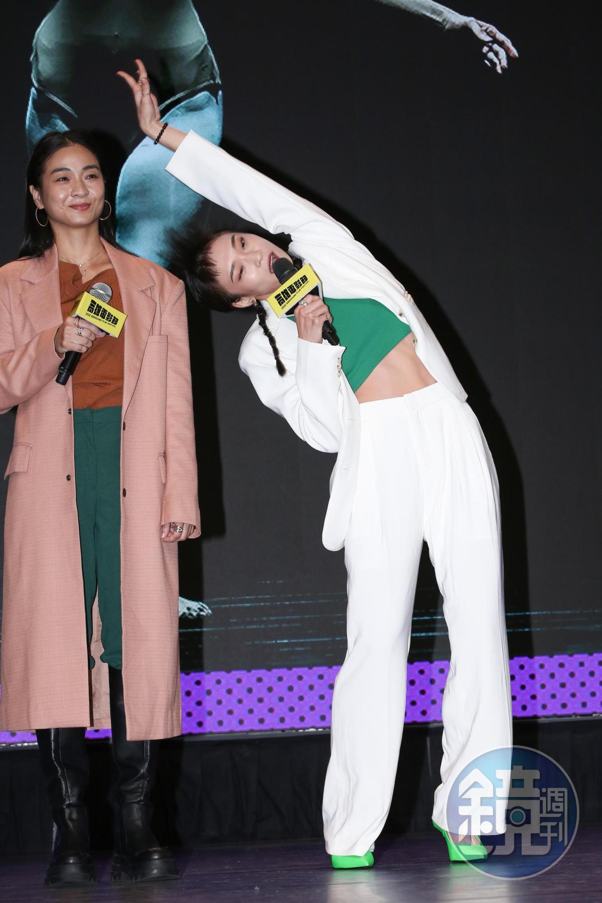 新人演員何亭儀本身也是優秀舞者,《屍舞》中她有許多扭曲肢體的演出,現場馬上示範,左為陳雪甄。