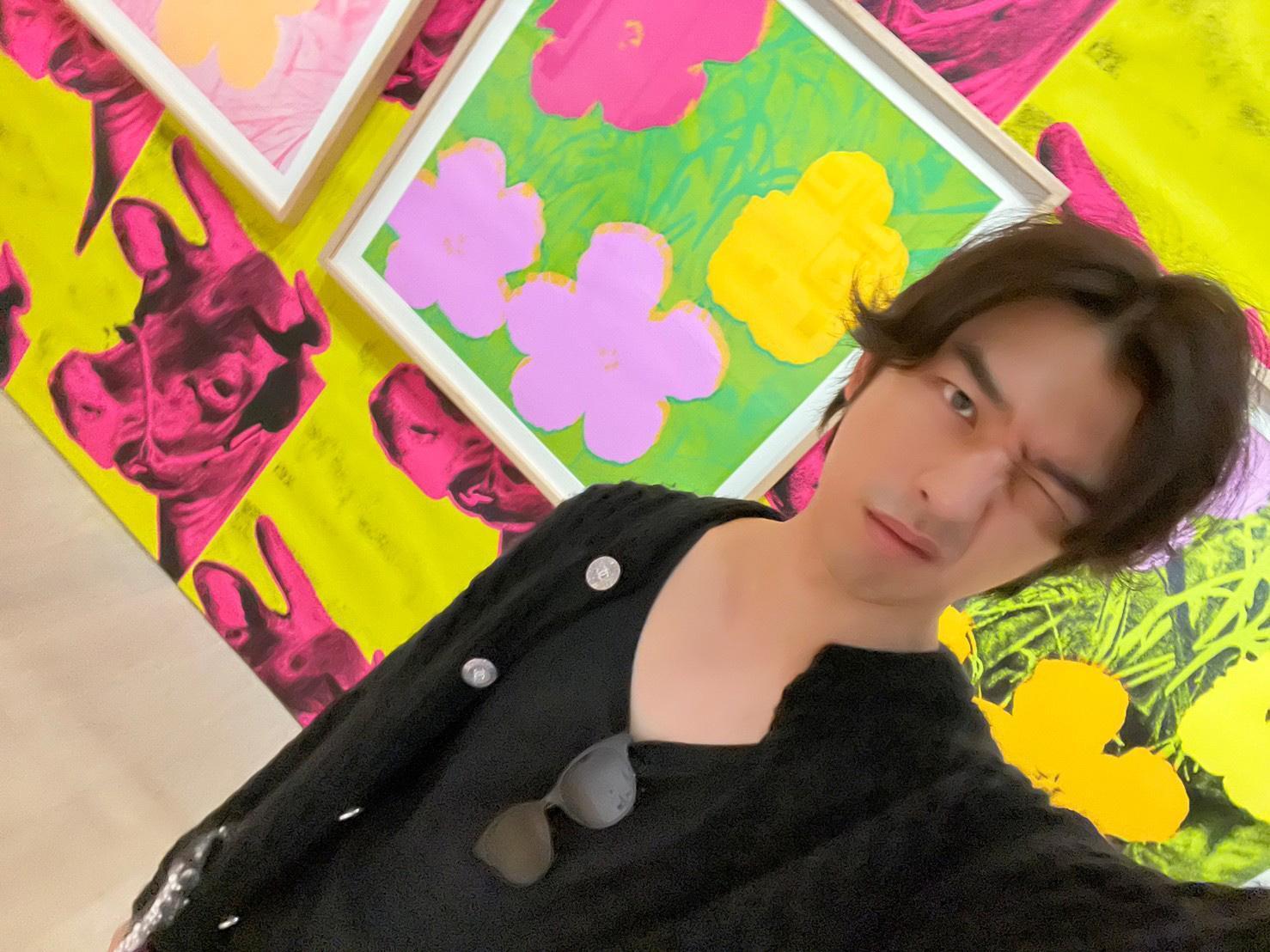 第一時間親眼目睹許多珍貴的秘藏,令喜愛潮流藝術的陳柏霖內心澎湃不已。(SMEJ提供)