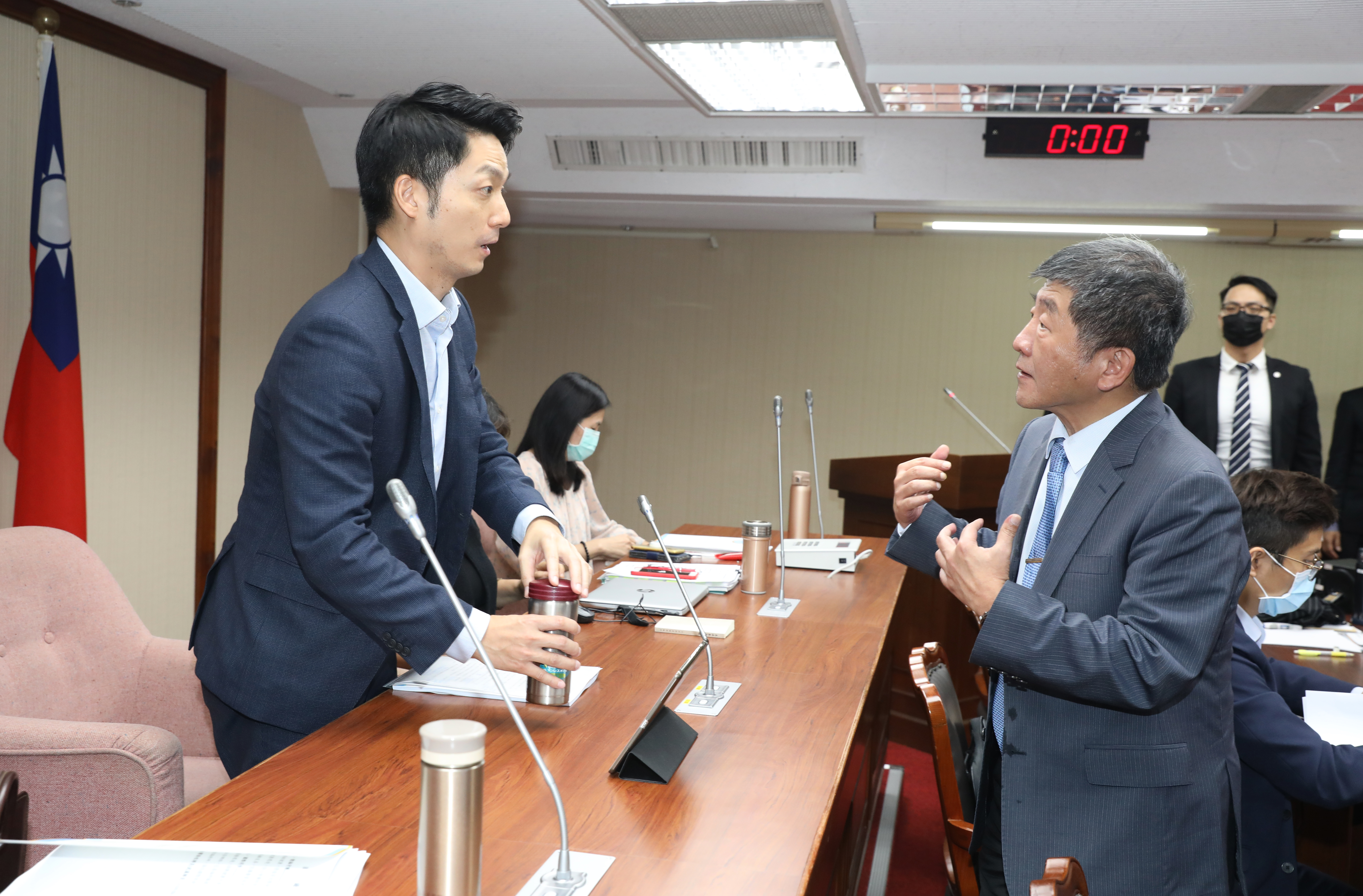 蔣萬安（左）近日與陳時中（右）在疫苗採購議題上隔空交火。（本刊資料照）