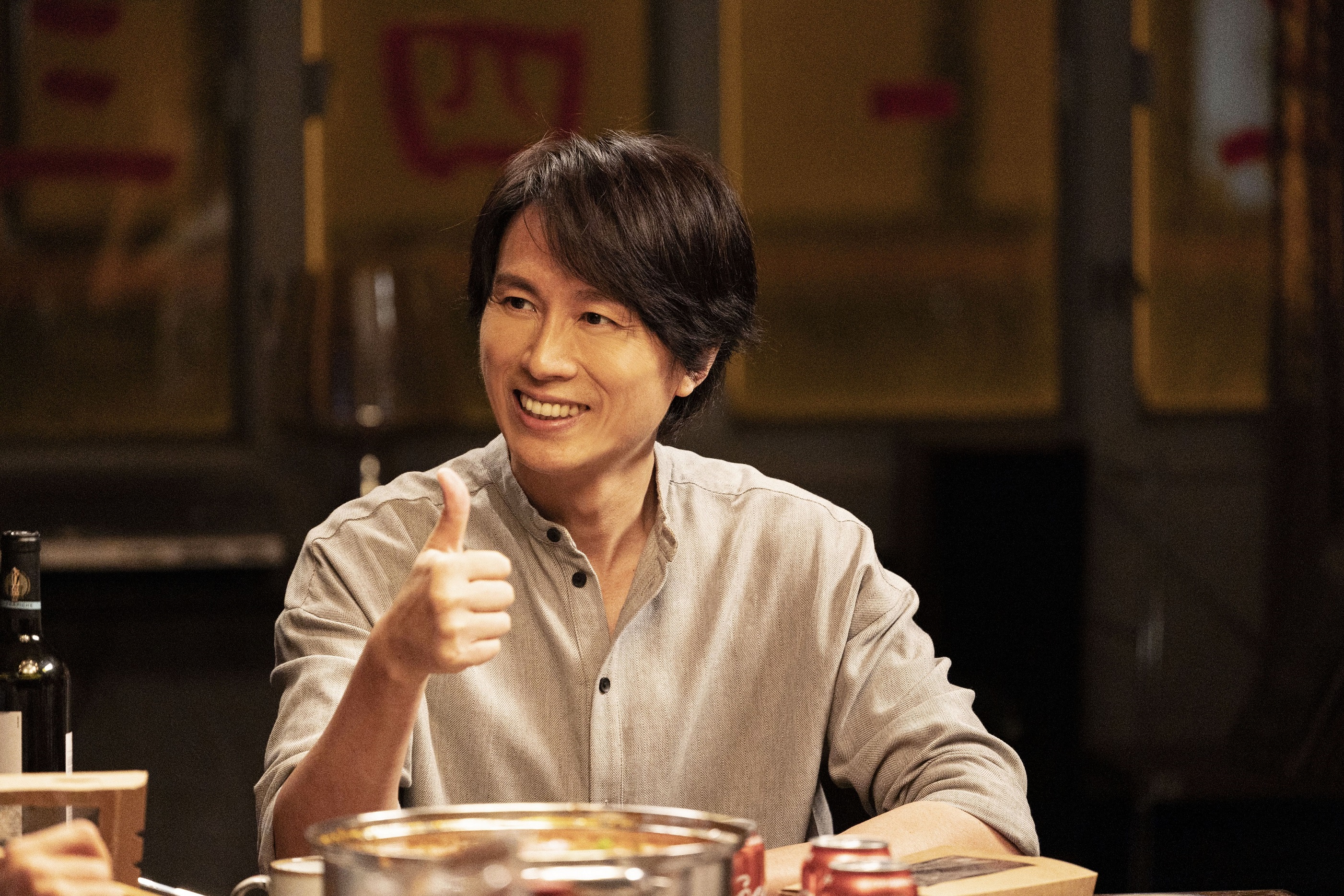 香港脫口秀天王黃子華能編擅導演技也到位，主演新片《飯戲攻心》上映12天票房即衝破3,000萬港幣。（華映提供）