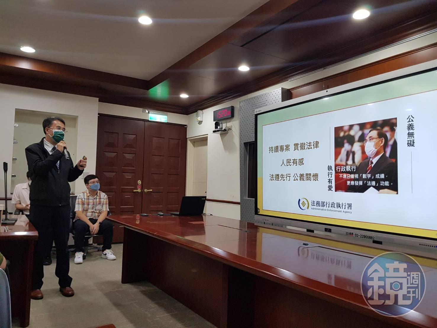 行政執行署副署長吳義聰說，執行署成立21年迄今執行績效高達6,228億3,889萬元，不會只重視帳面數字，追債過程也要教育民眾守法，更要發揮法遵功能，兼顧關懷。