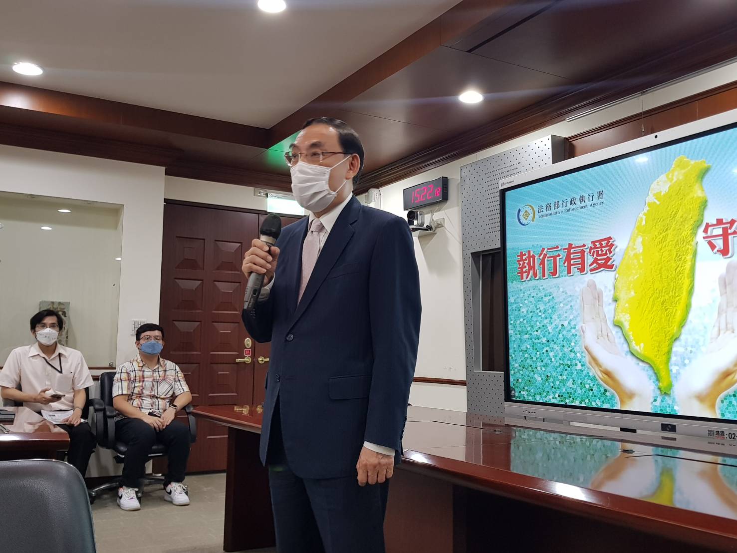 法務部長蔡清祥雖肯定行政執行署辛勞，但要求對於無法繳款的義務人，必須了解背後欠款原因，兼顧公義及關懷。