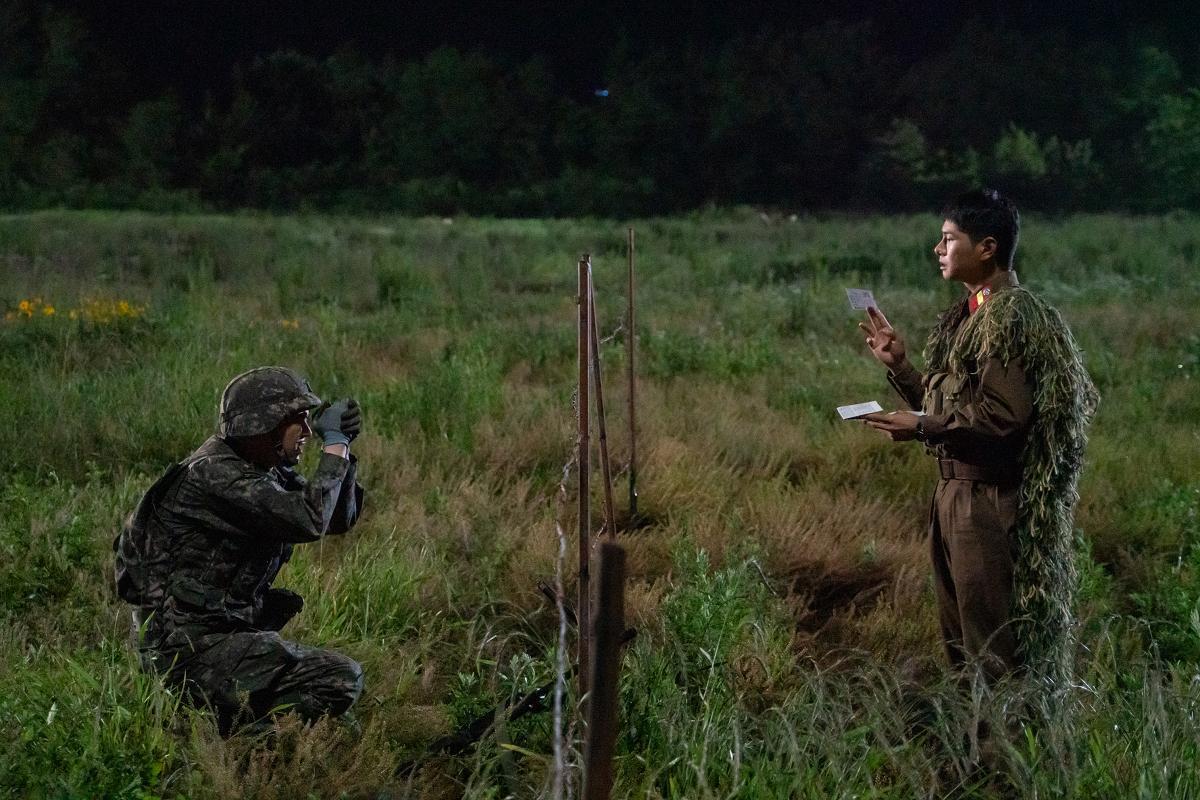 高庚杓與飾演北韓士兵李伊庚在《樂透大作戰》因為一張中獎彩券差點拚個你死我活。(采昌提供)