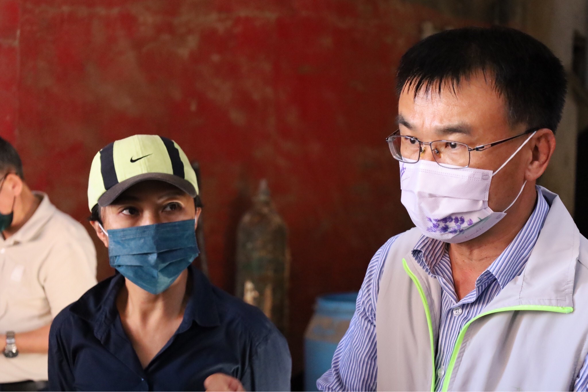 Kolas（左）陪同農委會主委陳吉仲（右）勘災。（Kolas Yotaka競選辦公室提供）