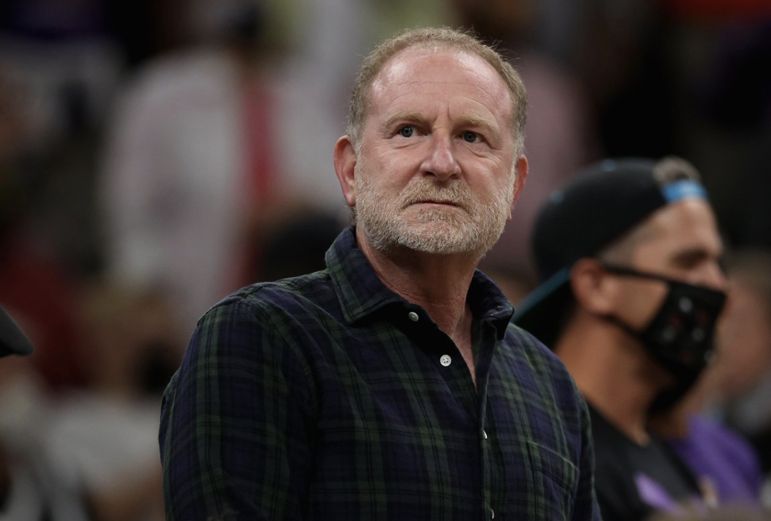 太陽隊老闆薩佛（Robert Sarver）個人爭議多，最新消息指出他將尋找新買家出售球隊。（翻攝自推特@BleacherReport）