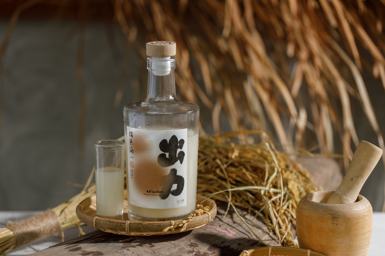 「出力釀糯米酒」乳白濃勻、甜潤芳醇，尾韻帶有熱帶果物風味。（580元／瓶）