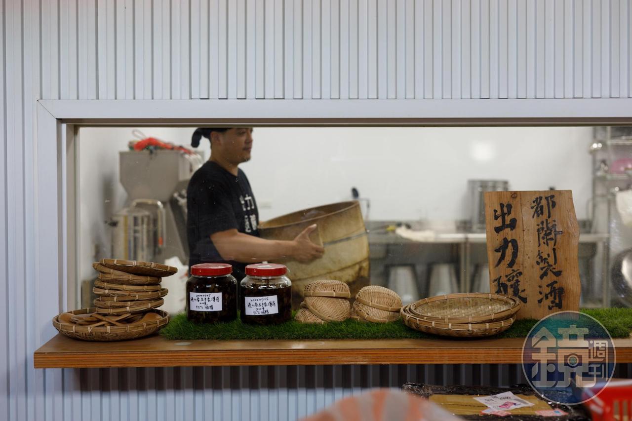 「出力釀製酒」是台東第一家取得製酒許可證的釀酒廠，追求傳統部落製酒工藝化及標準化。
