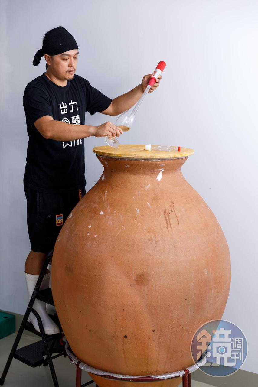 世界最古老的葡萄酒產區喬治亞的陶甕，遠度重洋搭船來都蘭部落，正在執行葡萄酒混釀糯米酒的實驗計劃。