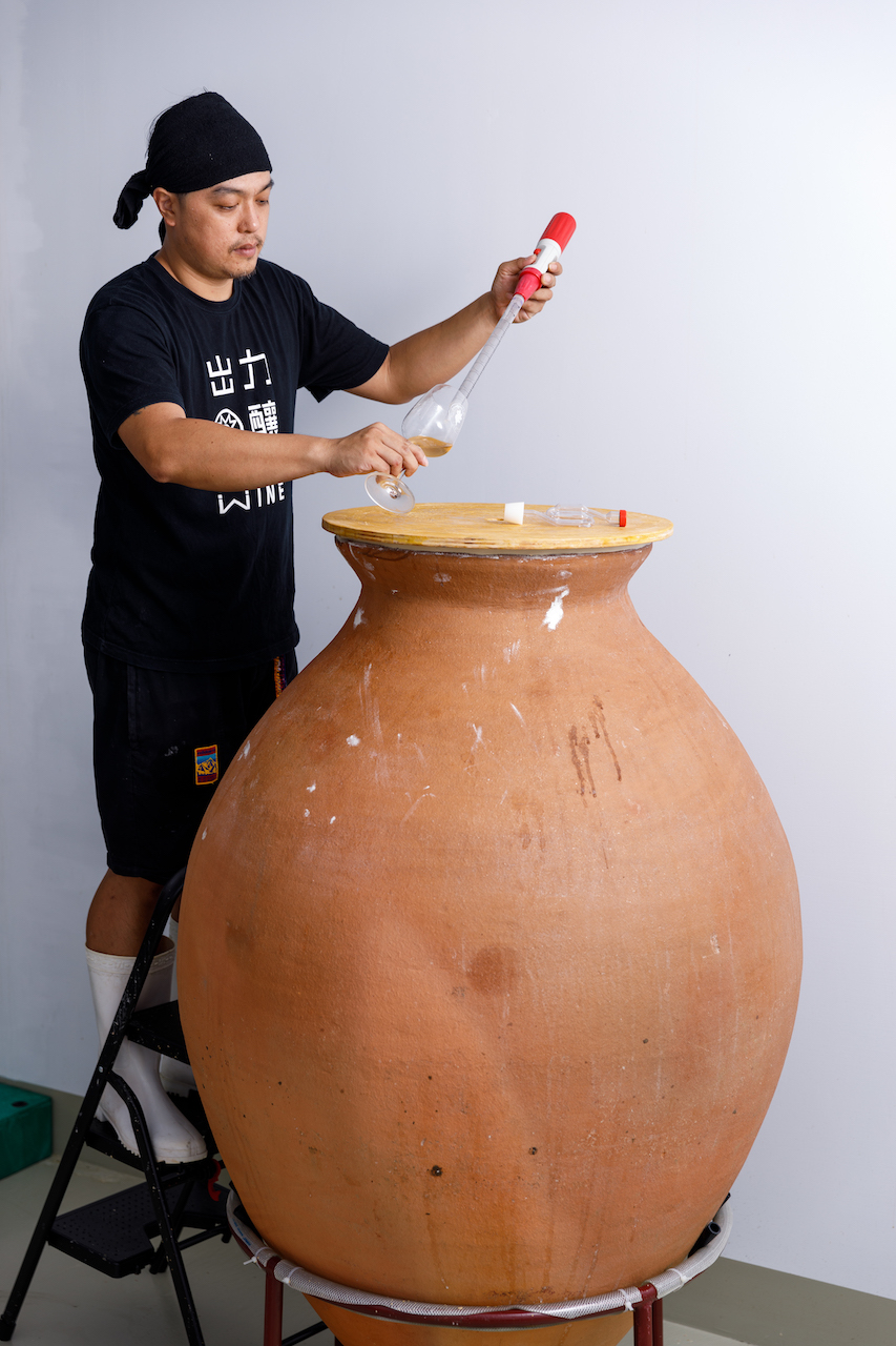 世界最古老的葡萄酒產區喬治亞的陶甕,遠度重洋搭船來都蘭部落,正在執行葡萄酒混釀糯米酒的實驗計劃。