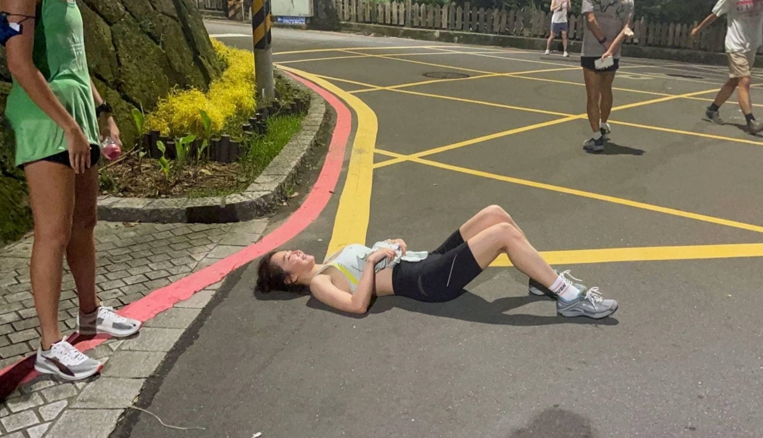謝忻到貓空練跑，抵達終點之後直接躺在大馬路上休息。（翻攝自謝忻臉書）