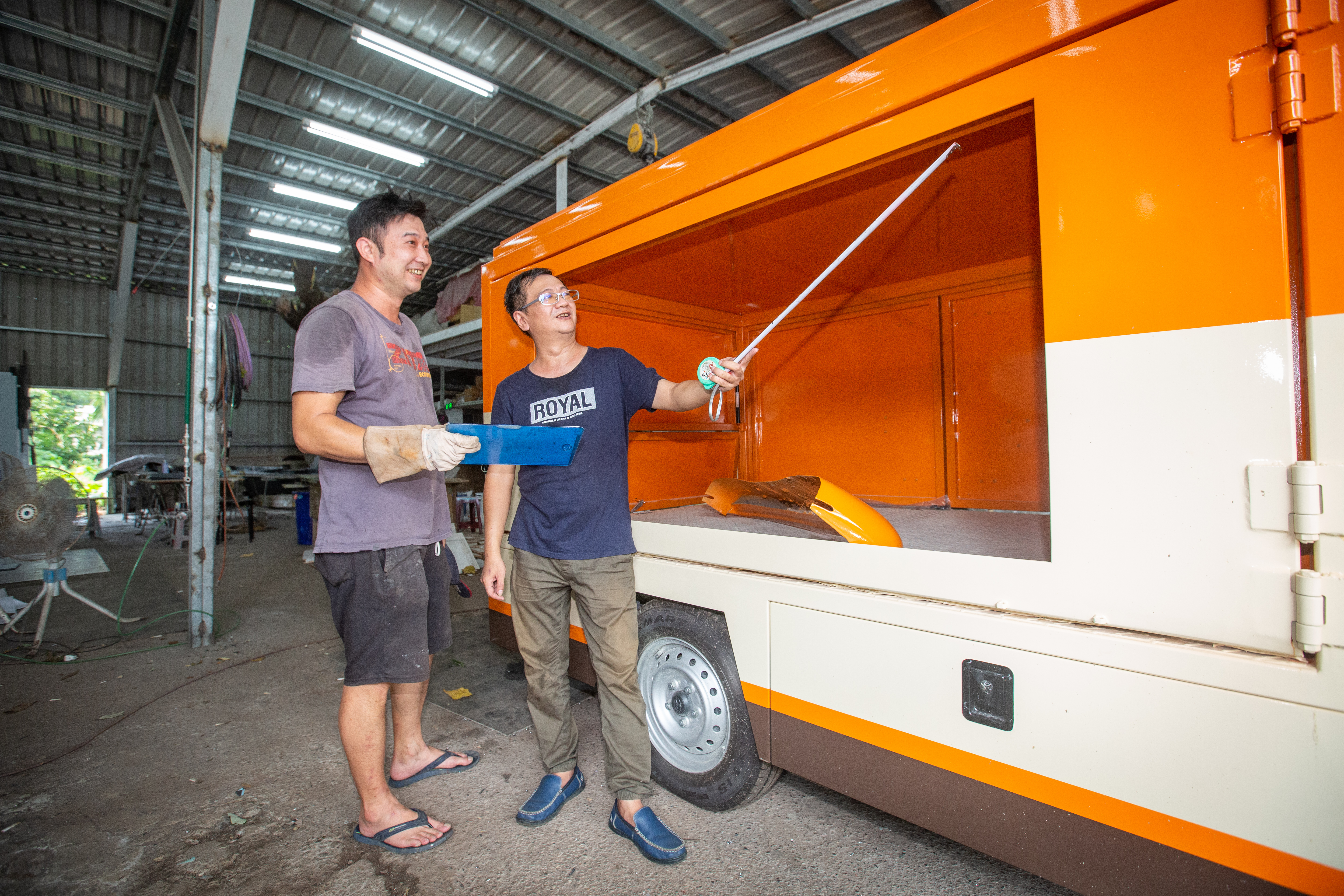 有汽修科底子的龔修賢，靠著求新求變創意，創魔術小巴胖卡改車廠，15年來經手逾千台車，月賺百萬元。