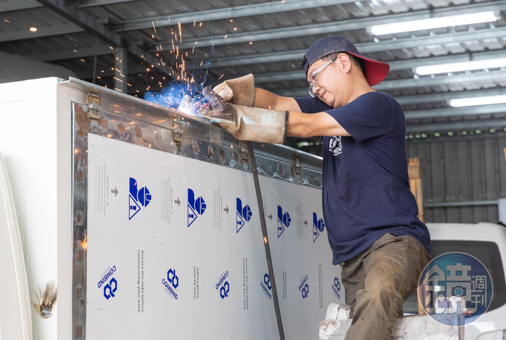 龔修賢從小在修車廠長大，舉凡電銲、切割等細部工作通通難不倒他，人手不足時也要跳下去幫忙。