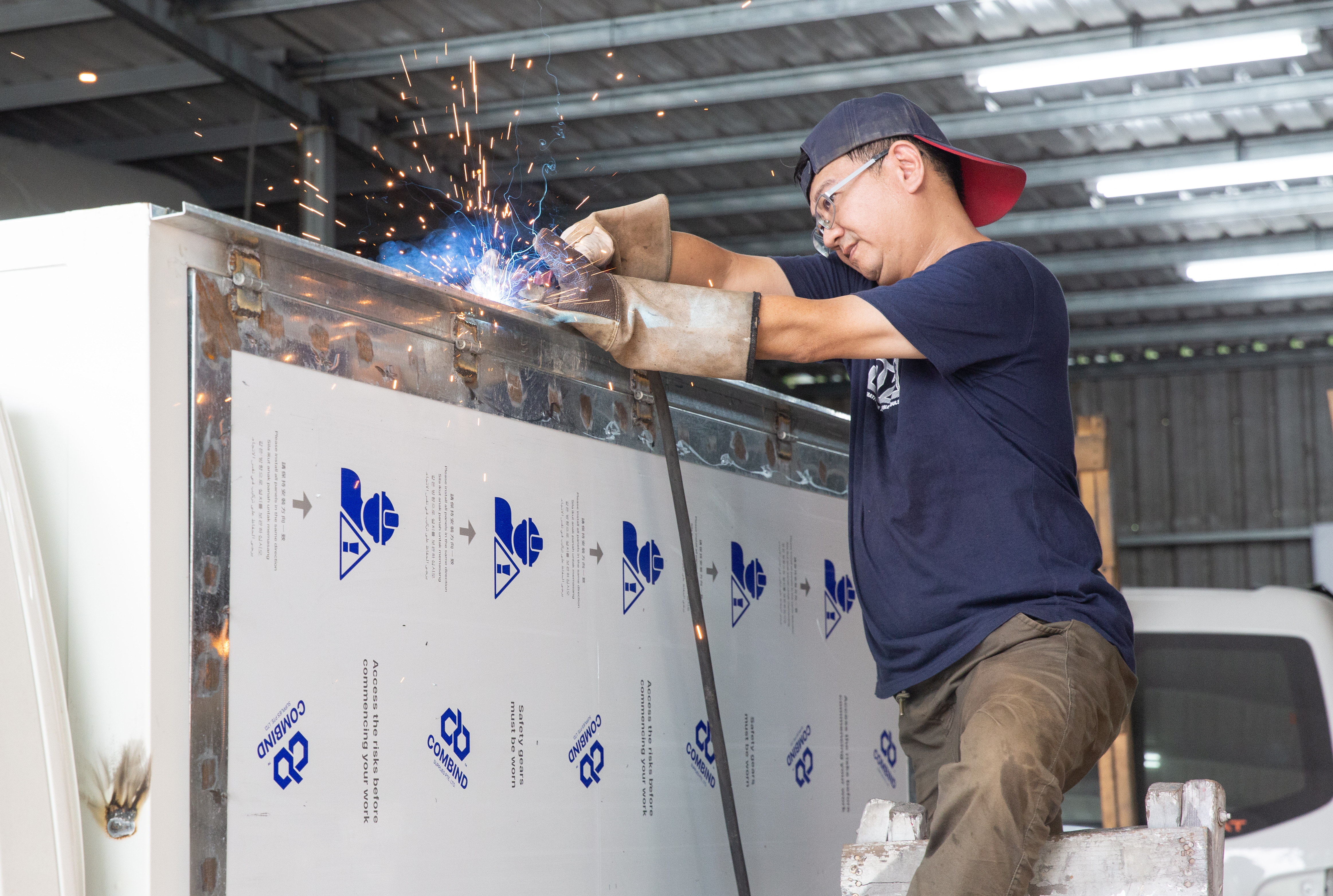 龔修賢從小在修車廠長大，舉凡電銲、切割等細部工作通通難不倒他，人手不足時也要跳下去幫忙。