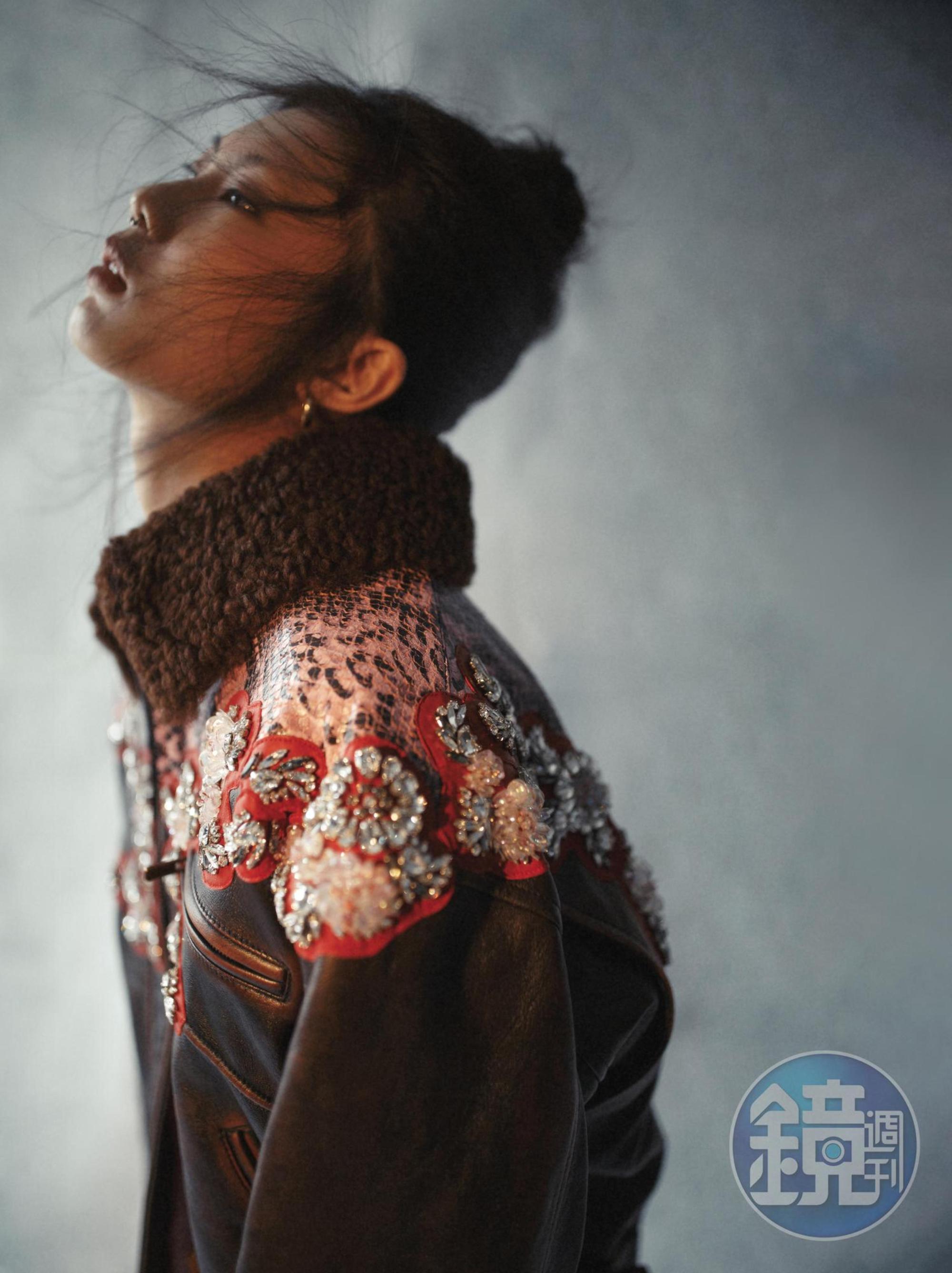 水晶寶石綴飾皮外套  價格店洽by MIU MIU；REFLECT系列18K白金黃金耳環NT$38,300 by GEORG JENSEN