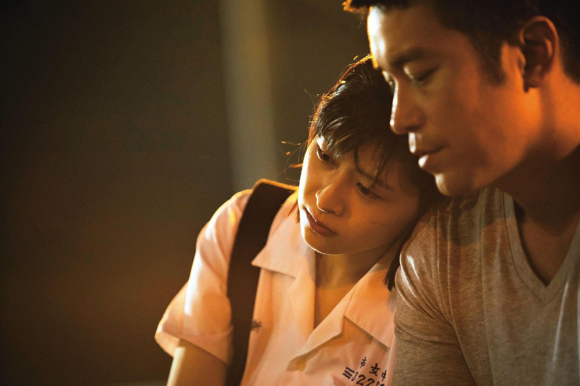 江宜蓉(左)在電影《童話.世界》演出高中女學生,與同鄉律師張孝全(右)互有愛戀之情。(傳影互動提供)